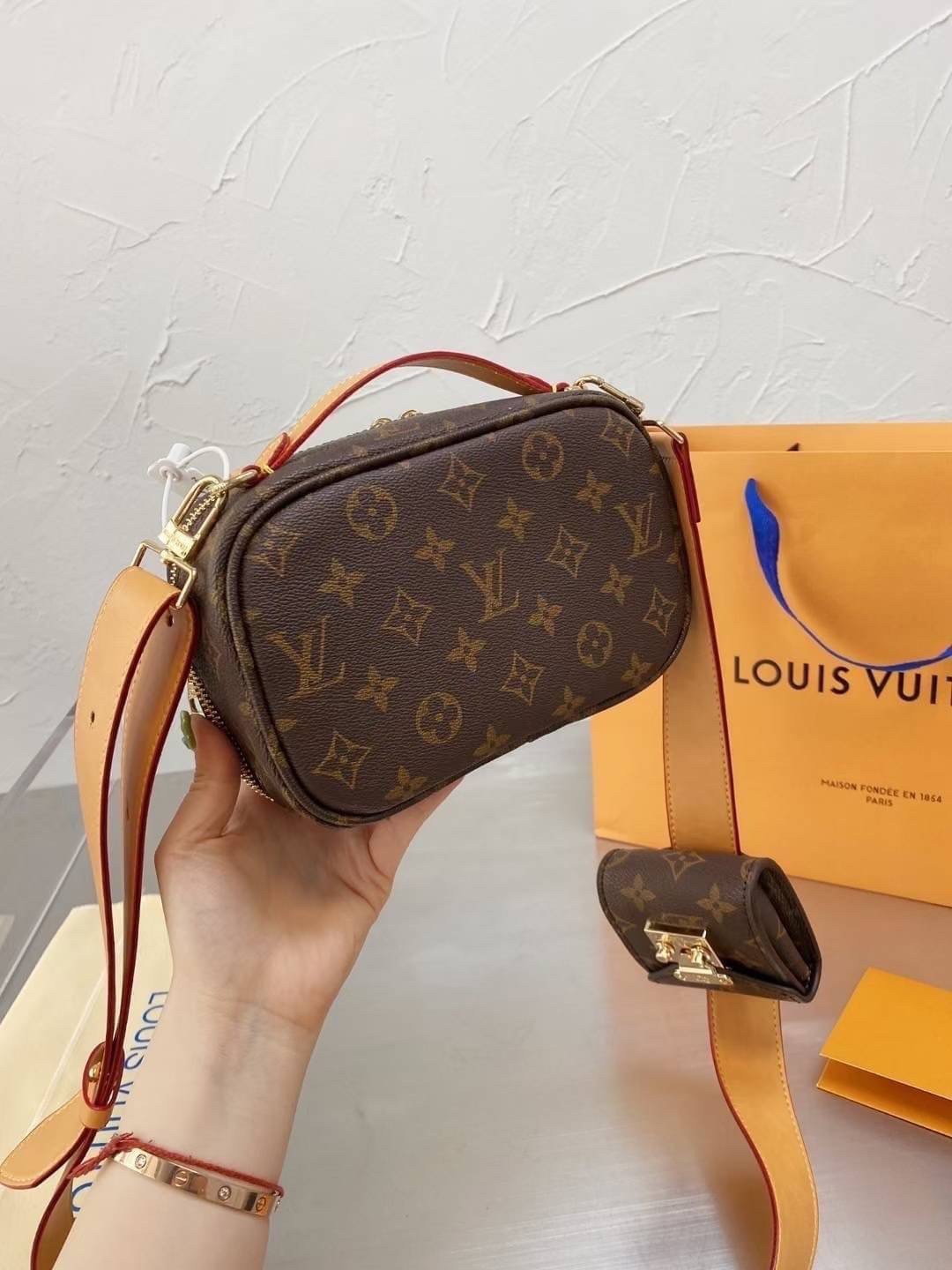 LV UTILITY CROSSBODY Crossbody Monogram bag ภาพถ่ายจากงานขายจริง ใช้งานต่างประเทศได้