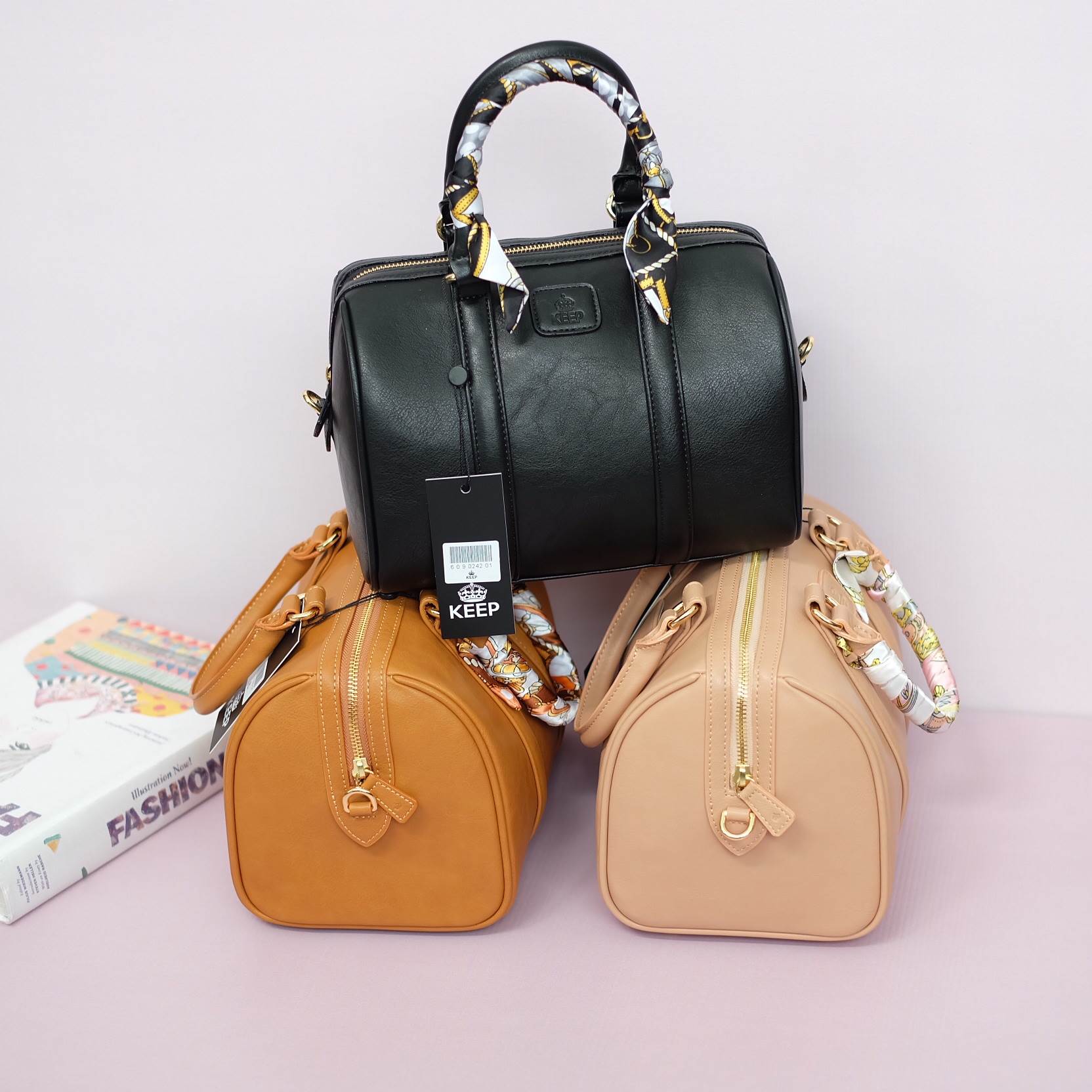 พร้อมส่ง สามสีเลยนะค่า ชอบสีไหน จัดเลยค่า หนังสวยมากรุ่นนี้ การันตี ยอดขายมากกว่า 3000 ใบแล้วค่า 😘🙏🏻 👜ดีเทลกระเป๋า 🌵สินค้าขายดี ขนาด มินิ หนังแกะสังเคราะห์ สวยมากคะ >> รุ่น KEEP sheep leather Pillow bag สวย น่