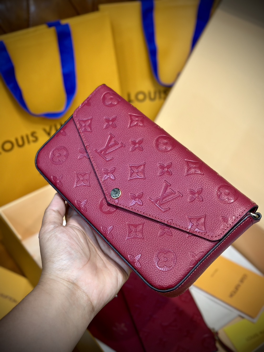 LV Felicie Pochette Monogram Empreinte Leather กระเป๋าทรงพอช มัลติฟังชั่น ครบทุกการใช้งาน สวยงามเหนือกาลเวลา มีใบนี้ใบเดียวคุ้มสุดเลยค่ะ
