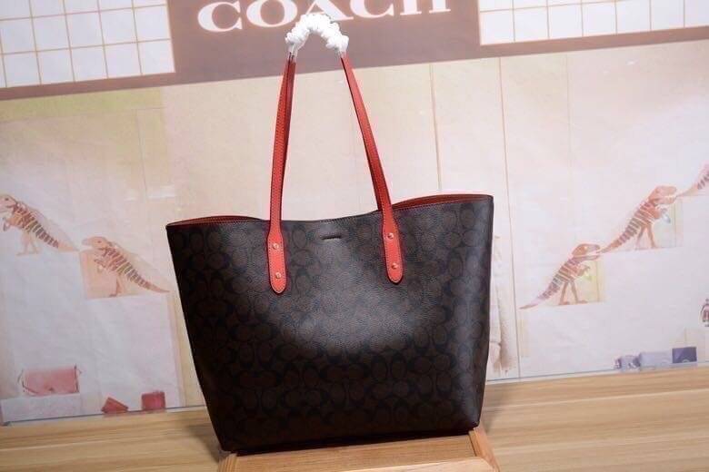 รุ่นยอดนิยม COACH TOWNTOTE IN SIGNATURE CANVAS F76636 กลับใช้ได้ทั้งสองด้าน ใบขนาดใหญ่จุใจ ใส่ของได้เยอะมากกก เป็นรุ่นที่สวยตลอดกาล ควรมีติดตู้ไว้เลยค่าา