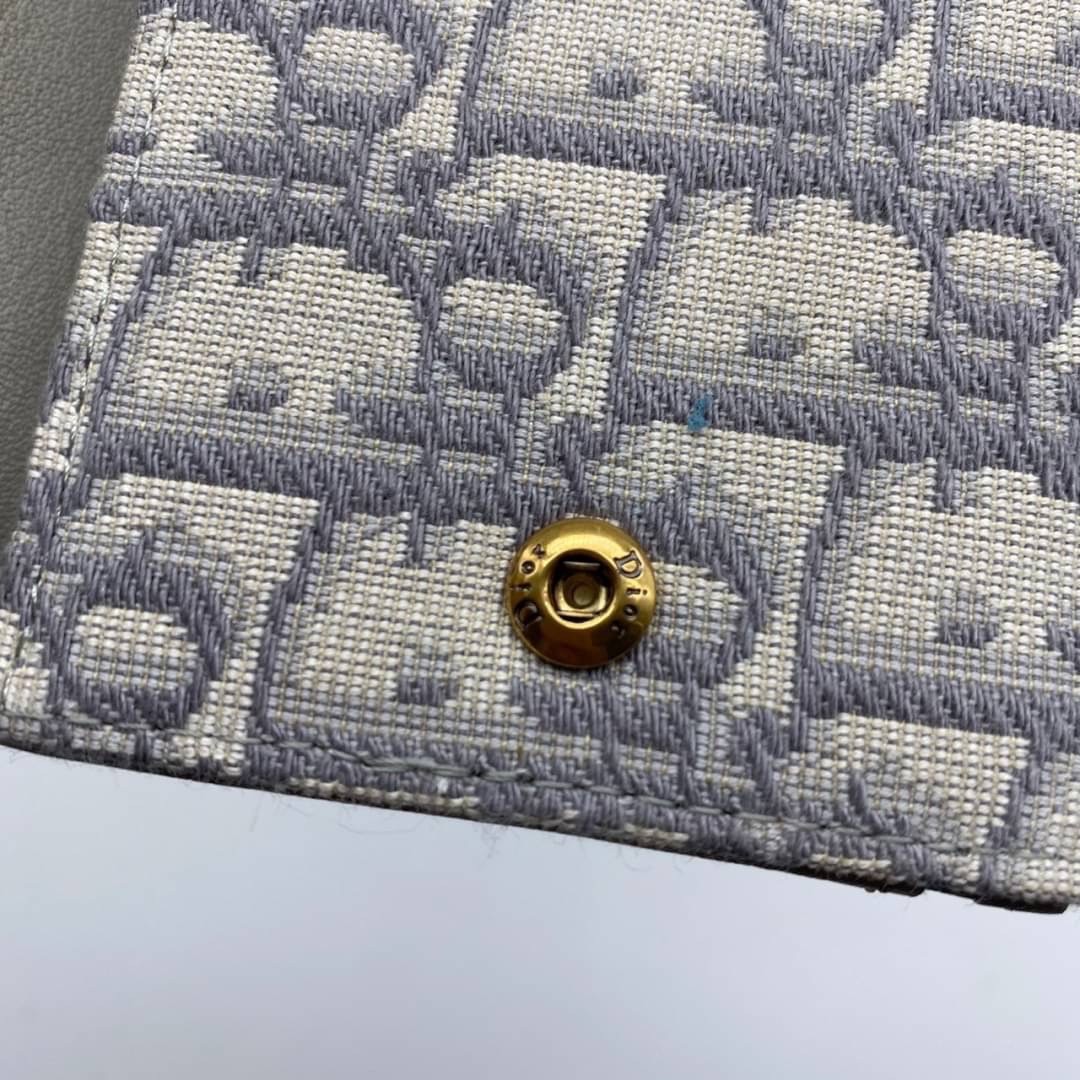 ORI 🥂 DIOR Wallet Saddle Lotus / Dior tri-fold wallet เกรดออริจินอล กระเป๋าสตางค์ 3 พับ วัสดุหนังแท้ และผ้า Jacquard อย่างดี ทอสวยงามที่สุด มีช่องใส่เหรียญมีซิปปิด ใส่การ์ด ใส่ธนบัตรได้ ครบเลยค่ะ ผสมผสานความสง่างามและคลาสสิกที่เข้ากับยุคสมัย ด้านห