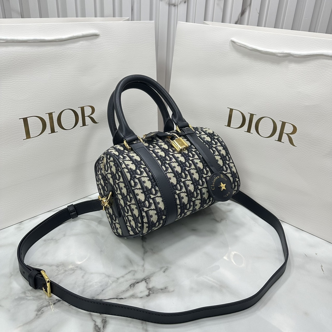 DIOR Groove 20 Bag / Dior Keepall Macrocannage Leather / Oblique Jacquard กระเป๋าสะพายทรงบอสตัน Keepall ทันสมัยและสง่างาม ใช้งานได้ทั้งแบบสะพายไหล่หรือสะพายแบบครอสบอดี้ เหมาะเป็นไอเทมคู่ใจในชีวิตประจำวัน เกรดออริ 1:1