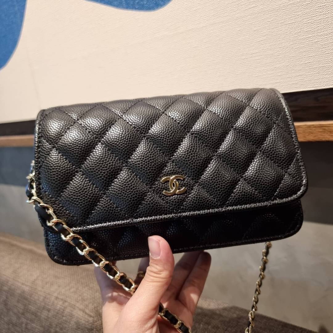VIP 🥂 CHANEL WOC ฮอตกว่ารุ่นนี้คงไม่มีแล้ว!! เป็นรุ่นที่ถูกถามหาเยอะสุด!! ขายดีสุด!! และหมดไวมากๆ กระเป๋าสะพายข้างหนังลายคาร์เวีย มาพร้อมโซ่สะพายในตัว (ถอดออกไม่ได้) อะไหล่ทอง ดูผู้ดี้ ผู้ดี!! เปิด-ปิดกระเป๋าด้วยกระดุมแม่เหล็ก ภายในกระเป๋าเป็นช่อง