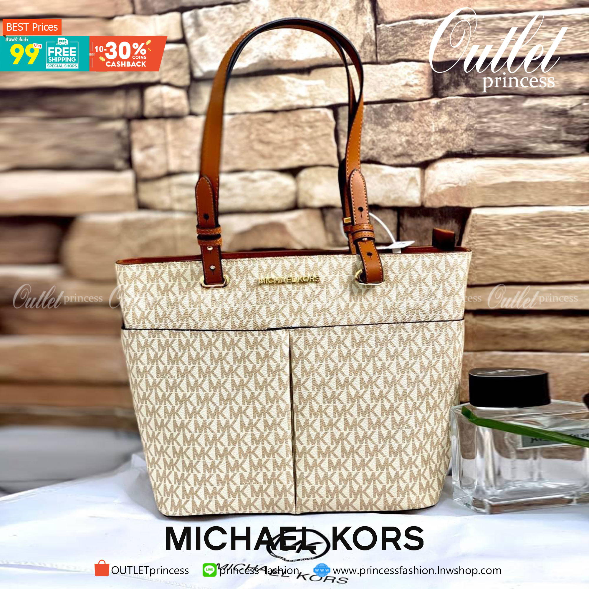 MICHAEL KORS TOTE BAG กระเป๋าสะพายไหล่ทรง Tote ใบใหญ่กำลังดีหนัง Saffiano สวยหรูอยู่ทรง ด้านหน้าประดับโลโก้สีทองสวย และมีช่องใส่2 ช่อง พร้อมอะไหล่ห้อยแบรนด์ ภายในมี 2 ช่องหลัก 1 ช่องซิปกลาง และช่องเล็ก ใส่ของจุกจิก กว้างและจุ ใส่ ipad เอกสาร A4 กระเป๋าสตา
