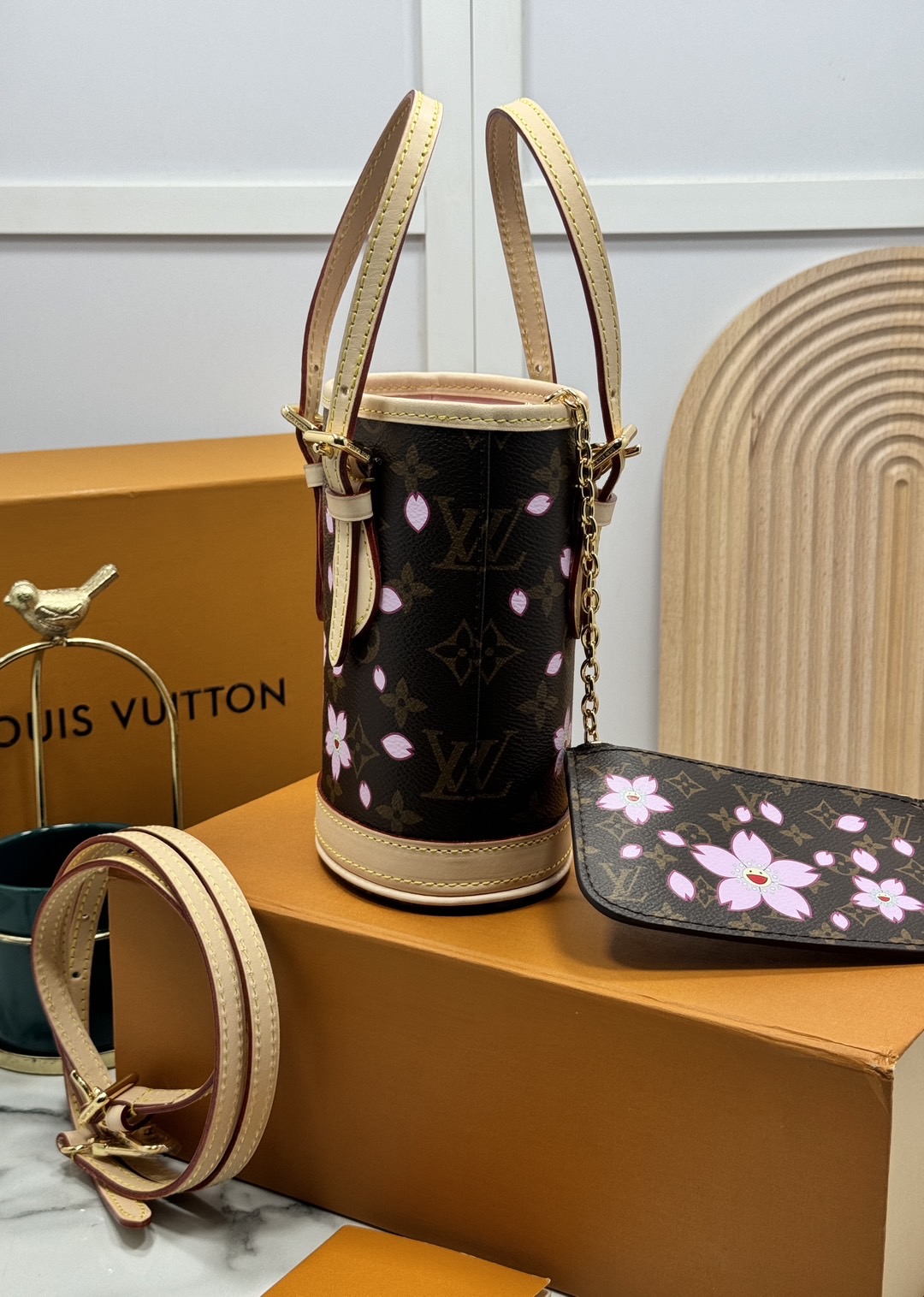 ORI หนังแท้ | LV x TM Nano Bucket Bag ใหม่ล่าสุดมาแรง กับกระเป๋าทรงบัคเก็ต ขนาดกำลังสวย ปรับลุคให้มีชีวิตชีวาด้วยลายดอกไม้ซากุระเชอรี่บลอสซั่ม คอลใหม่สุดเอ็กซ์คลูซีฟ