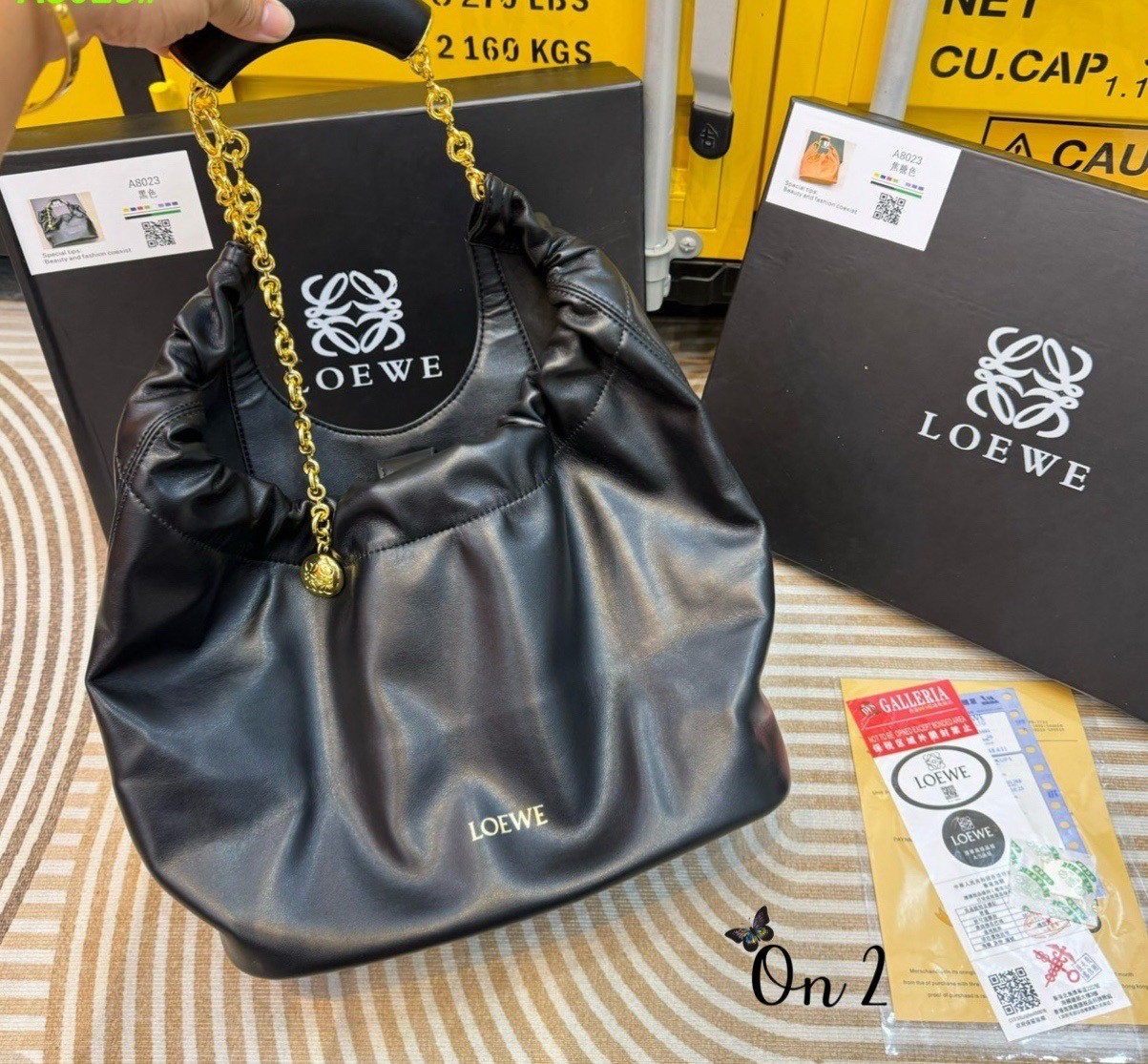 LOEWE Medium Squeeze bag in nappa กระเป๋าสะพายคอลใหม่ ดีไซน์เก๋เรียบหรูงานสวยทั้งภายนอกและภายใน ขึ้นแบบจากงานจริง เป๊ะสุด ปั้มทุกจุด งานจริงสวยทุกมุมเป๊ะปังมากค่ะ