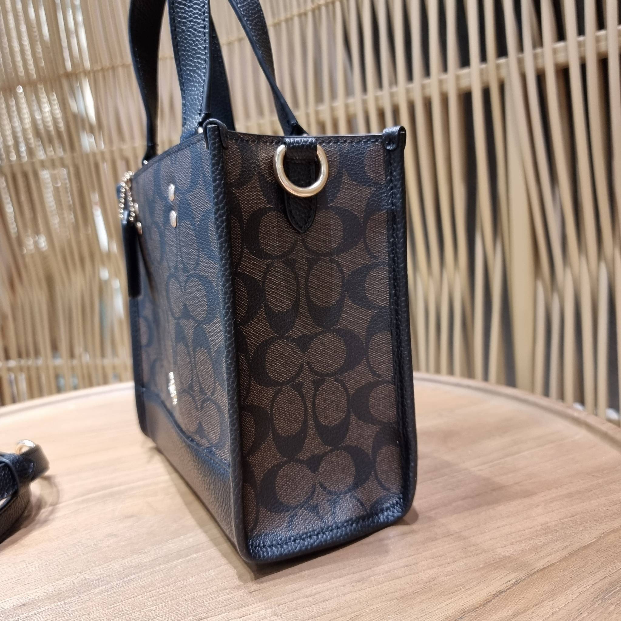 OUTLET 】COACH C5122 DEMPSEY TOTE 22 IN SIGNATURE CANVAS แรงดี กระหน่ำยอดสั่งซื้อมากจ้าแม่!! กระเป๋าทรงโท้ท 22 ที่ขนาดน่ารักน่าใช้มากๆ สาวๆถูกอกถูกใจกันนับไม่ถ้วน!! ฟังก์ชั่นการใช้งานสะดวกที่สุด มีทั้งสายคล้องในตัว และสายครอสบอดี้ ดีไซน์คลาสสิคเรียบหรู วัส