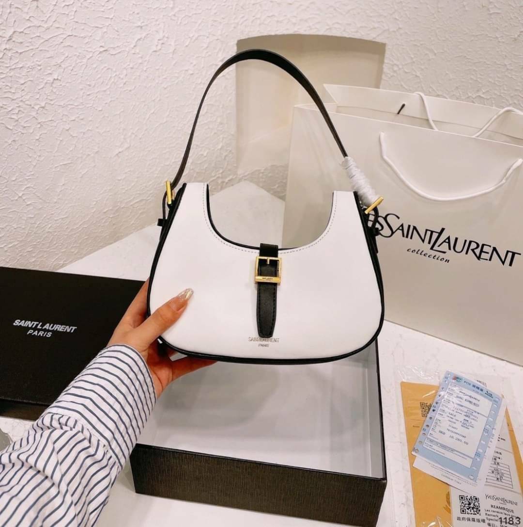 VIP 🥂 YSL HOBO LE FERMOIR / Yves Saint laurent le fermoir hobo bag in shiny leather กระเป๋าสะพายไหล่ ดีเทลหรู สวยครบทุกมุม ตอบโจทย์สาวๆทุกไลฟ์สไตล์ เพราะใช้งานได้ง่ายและสะดวก สัมผัสดีงามมากๆ น้ำหนักเบา ดูแพงที่สุด ปากกระเป๋ามีสายคาด กันของหล่นได้ร