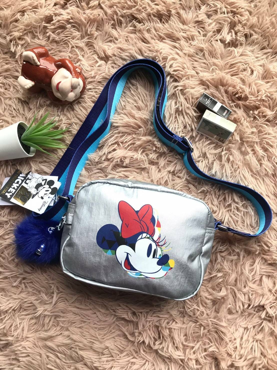 Disney's Mickey&Jungle Book Veni Crossbody Bag รุ่นLimited Edition ทรงสะพายข้าง ขนาดกำลังดี วัสดุpolester100% ดีเทลด้านหน้าลายการ์ตูนของวอลด์ดิสนีย์ เปิดปิดด้วยซิปเดียวด้านบน ภายในกว้าง มีช่องซิปและที่ห้อยพวงกุญแจ ฐานกว้างจุของได้เยอะสามารถสะพายได้ทั