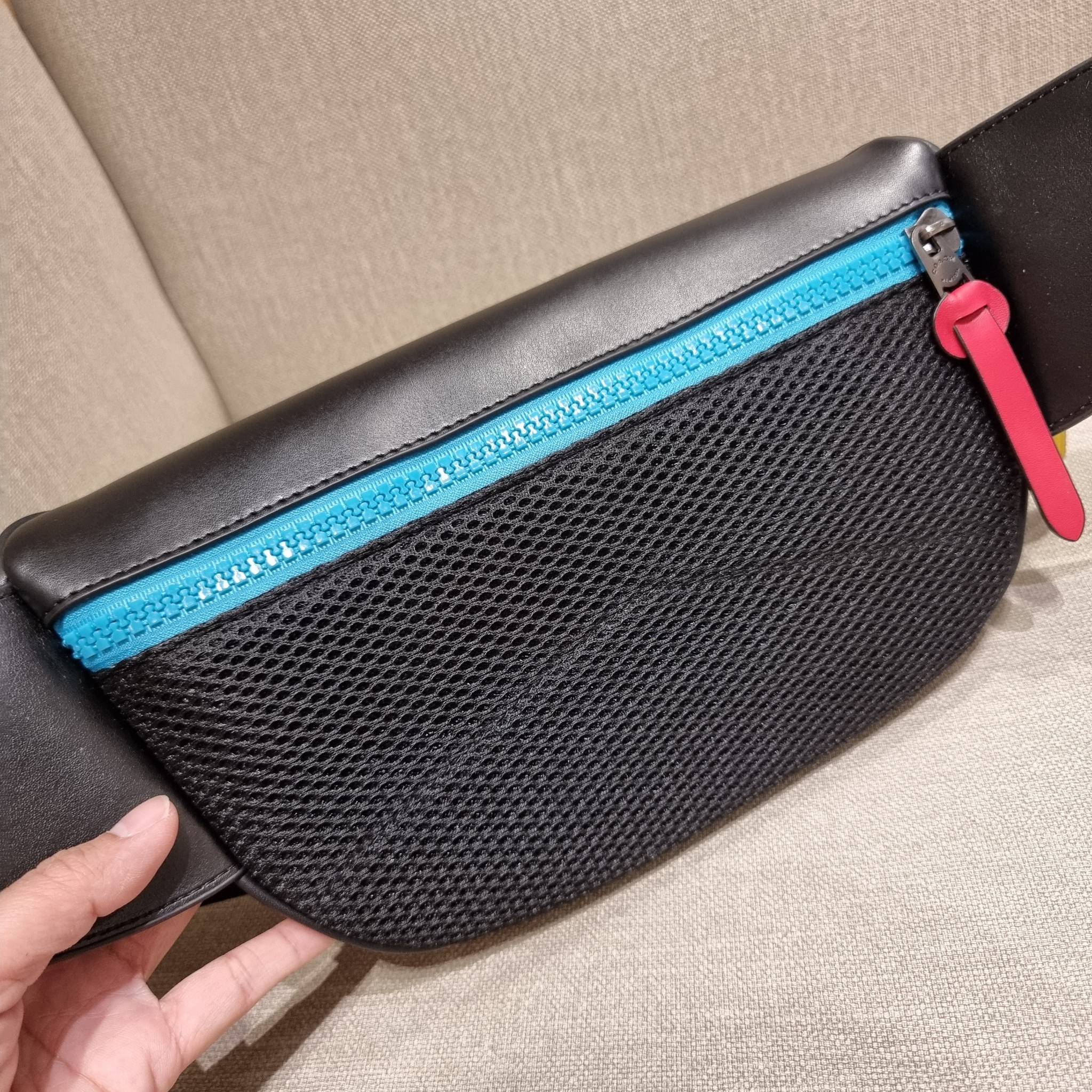 COACH F72931 TERRAIN BELT BAG IN SIGNATURE CANVAS กระเป๋าคาดอก ดีไซน์สุดเท่ มองยังไงก็ไม่มีเบื่อ ด้วยรูปลักษณ์ และความคลาสสิค ผสานกันอย่างลงตัว วัสดุหนังแคนวาสสลับหนังแท้ มีช่องซิปแบ่งเป็นสัดส่วน ด้านหลังบุนวมและมีช่องซิปไปอีก!! ภายในโล่งกว้าง ใส่กระเป๋าส