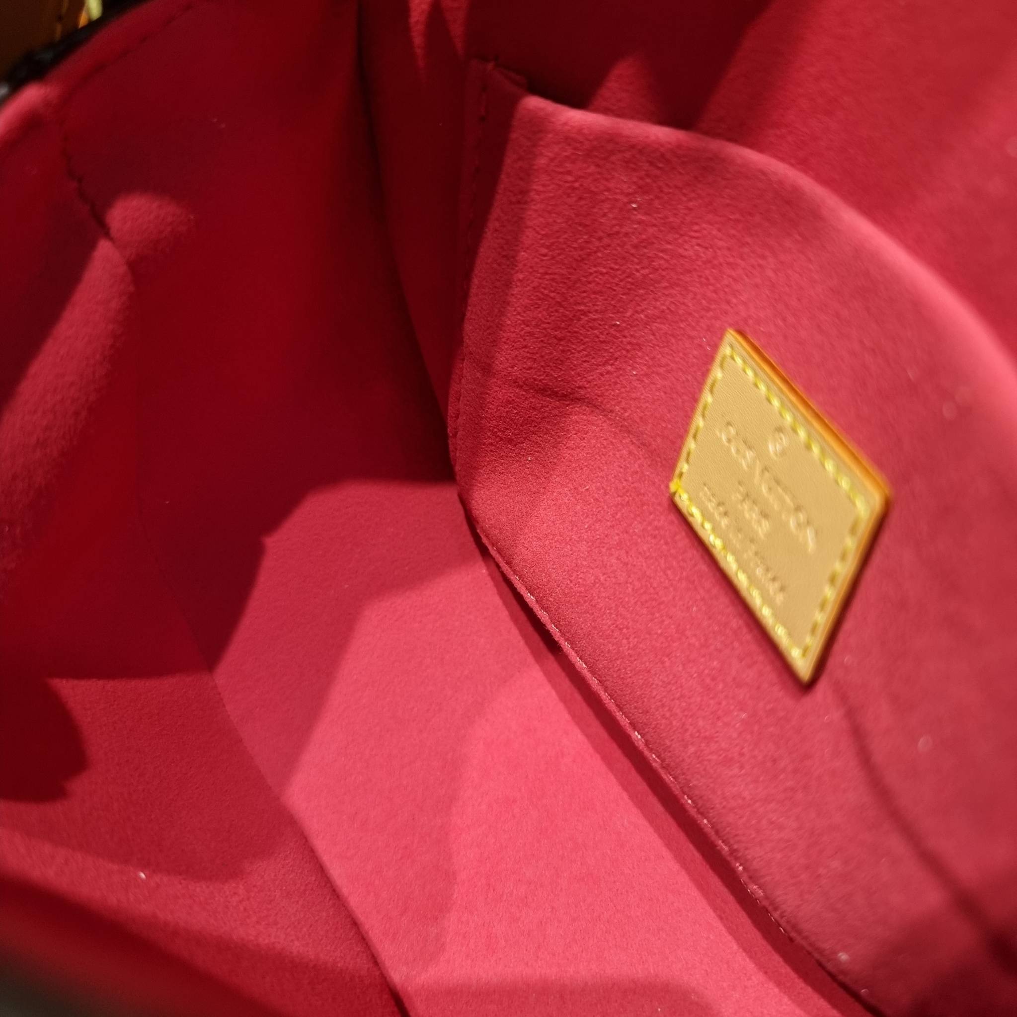 LV Tambourine Monogram Crossbody Bag รุ่นลิมิเต็ดหายาก กับกระเป๋าสะพายทรงสวย ดีไซน์คลาสสิค วัสดุหนังแคนวาสตัดสลับหนังแท้ เปิด-ปิดกระเป๋าด้วยอะไหล่สายคาด สายสะพายในตัว ปรับได้ หรือซ่อนสายและถือเป็น clutch ออกงานก็ได้ ดูแพงมากๆ ภายในเป็นช่องโล่ง ใส่ของจุกจุ