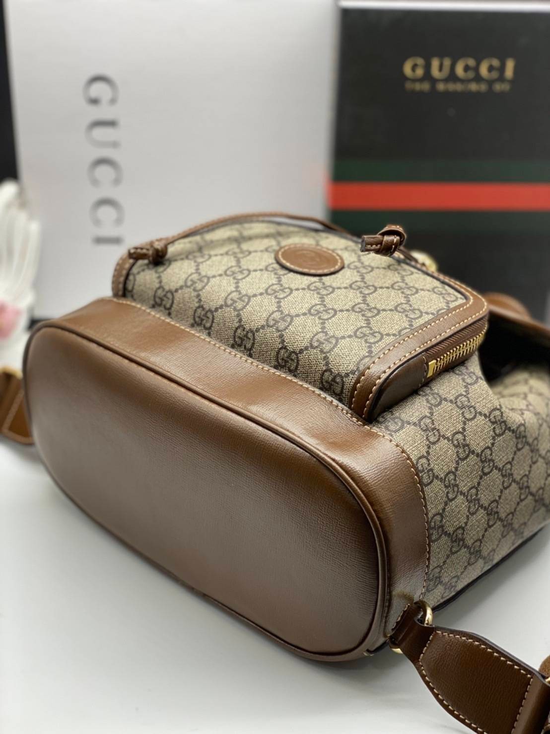 VIP 】หนังแท้ Gucci GG Supreme canvas backpack น้องน่ารักอดใจยังไงไหว!! กระเป๋าเป้สะพาย ไซส์กำลังดี รูปทรงสวยลงตัว วัสดุหนังแคนวาส ด้านหน้ามีช่องซิปปิด มีฝาปิดกันของหล่น ภายในเป็นช่องโล่ง ใส่ของสำคัญๆได้ พกแบบคิ้วท์ๆ ชิคๆ สายสะพายยังสามารถปรับตามตัวได้อีก 