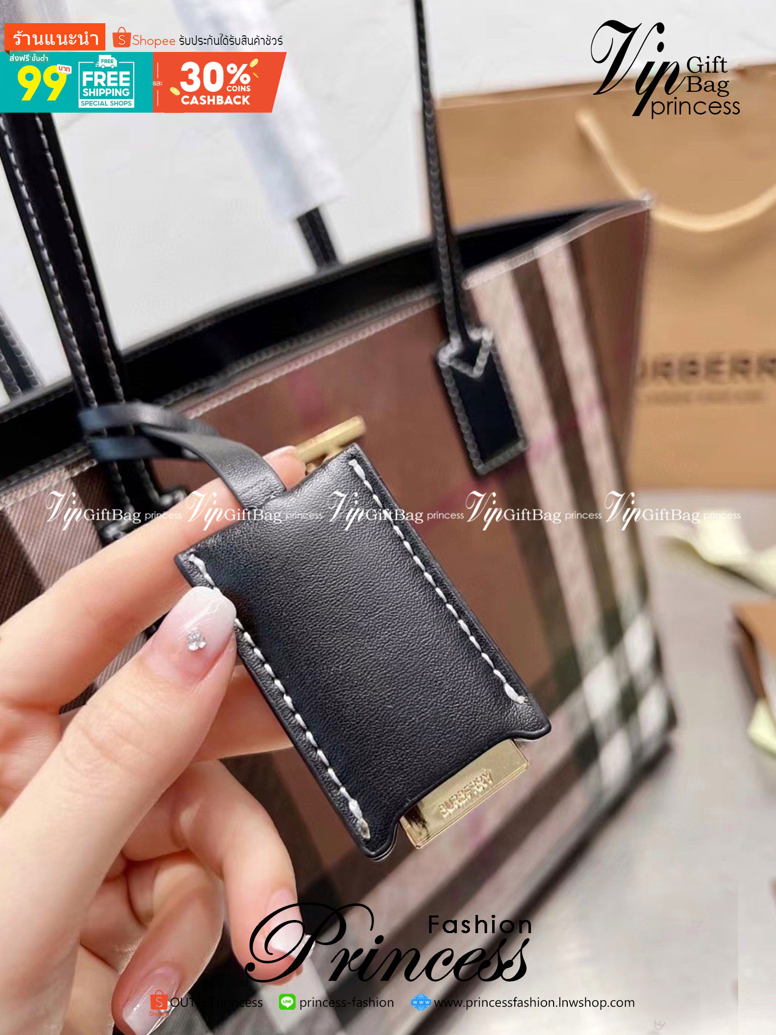 Burberry Check Leather Medium Tote / Burberry Tote Bag กระเป๋าช้อปปิ้งทรงโท้ท ใบใหญ่ หน้าติดอะไหล่แบรนด์สีทอง ช่องกว้างใช้งานง่าย ใส่ของได้เยอะเลยค่ะโดดเด่นด้วยลวดลายคลาสสิก วัสดุผ้าแคนวาส ภายในโล่งกว้างมาก ใส่ของได้สบาย หิ้วไปเที่ยวต่างจังหวัด สะพายไปต่า