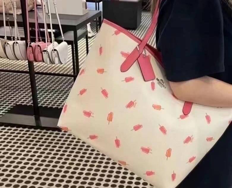 OUTLET 】COACH C4119 CITY TOTE WITH APPLE PRINT COACH CITY TOTE WITH POPSICLE PRINT C4277 แจกความน่ารักสดใส ด้วย 2 รุ่น กับเหล่าแอปเปิ้ลเขียวที่ยกมาทั้งสวน!! และลวดลายไอศครีมโทนชมพูแสนหวาน ดีไซน์ดึงดูดความสนใจได้ดีเลยทีเดียว กระเป๋าทรงช็อปปิ้งใบใหญ่ ที่จุย