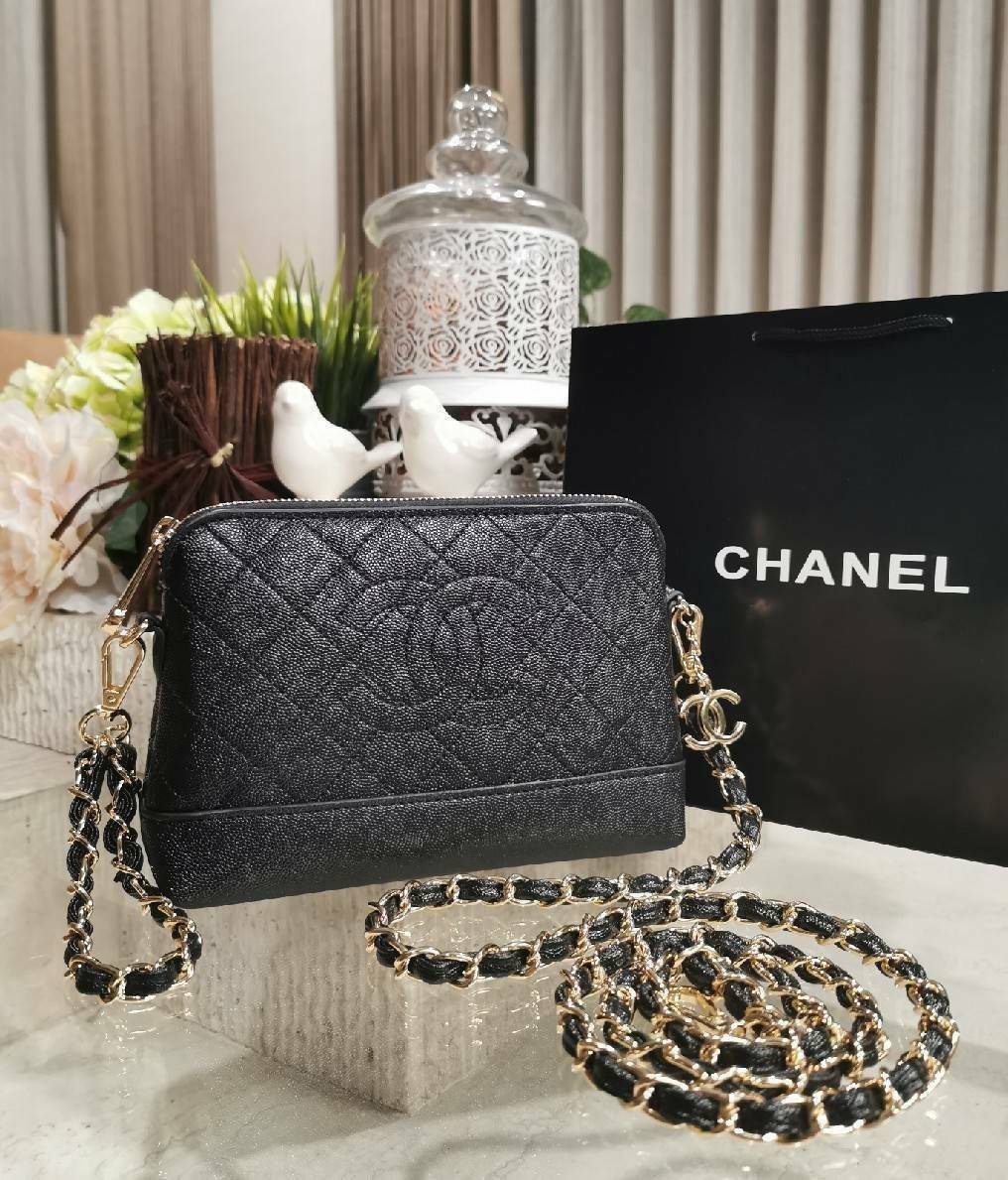 CHANEL Caviar Wristlet Crossbody Bag / Chanel Shoulder Bag With Chain กระเป๋าหนังลายเวียร์ปั๊มโลโก้แบรนด์ด้านหน้าสวยหรูดูแพง มาพร้อมจี้โลโก้แบรนด์ห้อยสีทองเก๋ๆน่ารัก