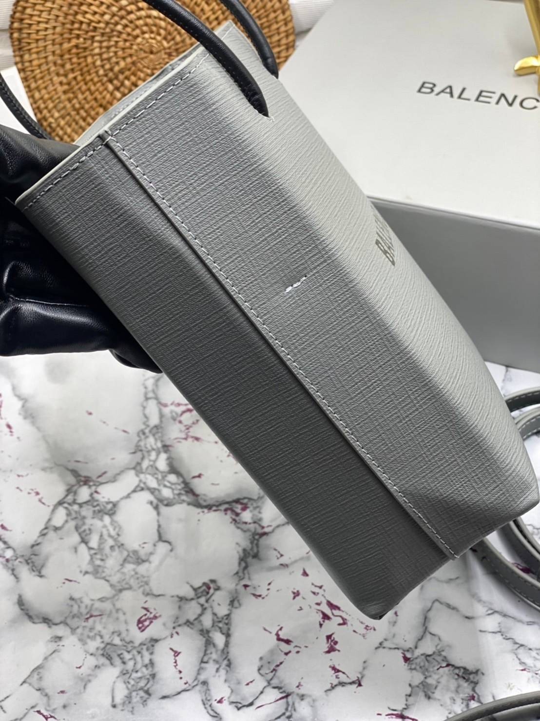 หนังแท้ BALENCIAGA XXS TOTE / Balenciaga shopping tote xxs พกกระเป๋าช้อปปิ้ง ไปทุกที่ในฤดูกาลนี้ ดีไซน์ที่ใช้ได้ทุกวันตั้งแต่หนังแบบมีเท็กซ์เจอร์ ภาพสินค้าถ่ายจากงานขายจริง ใช้งานต่างประเทศได้