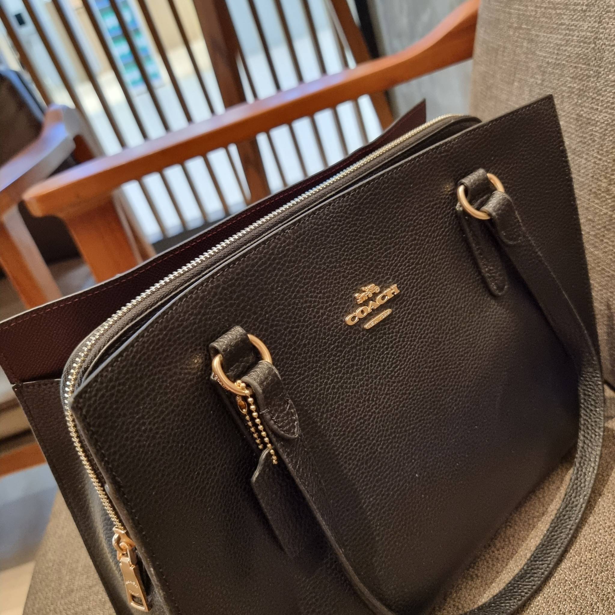 COACH C4075 TATUM CARRYALL IN SIGNATURE CANVAS คอลเลคชั่นใหม่ล่าสุด จัดมาให้ได้สวยก่อนใคร สวยหรูทุกสี!! ลุคผู้ดีต้องมาอีกหนึ่ง กระเป๋าสะพายทรงสวย ที่มาพร้อมสายสะพายไหล่ในตัว และสายครอสบอดี้สำหรับสะพายข้าง วัสดุหนัง crossgrain สวยคมมากๆ ตัวกระเป๋าถูกแบ่งเป
