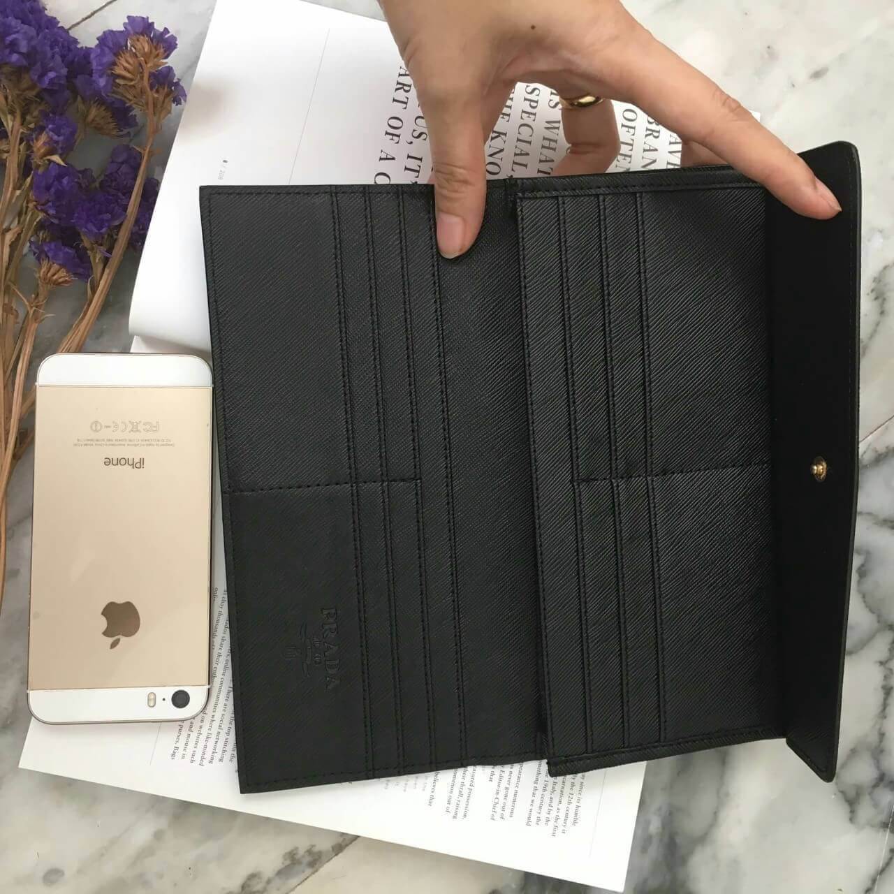 งานพรีเมี่ยมกิ้ฟ จากเคาเตอร์ต่างประเทศคะ ได้ กระเป๋าอเนกประสงค์ จากแบรนด์ PRADA มาค่า เป็นกระเป๋าหนัง saffiano ตามแบบฉบับของแบรนด์เลย มีช่องใส่บัตร ถึง 12 ช่อง และช่องซิปใส่ของจุกจิกได้คะ ขนาดกำลังดีคะ ถือแล้วสวยมากๆ อะไหล่ทองหรูมาก *ใช้แล้วสวยแน่นอน