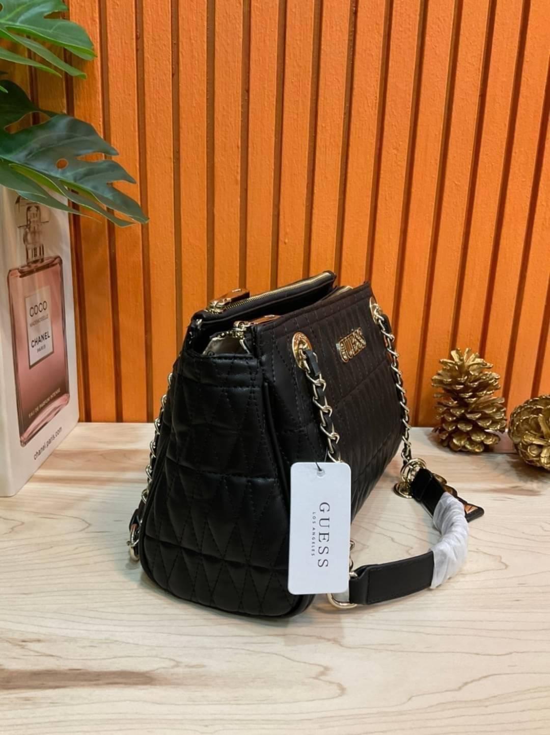 ของแท้ 💯% 】GUESS CROSSBODY BAG กระเป๋าถือหรือสะพาย ขนาดกำลังดี วัสดุ pu. faux leather หนังนิ่ม นุ่มมาก สวยอยู่ทรง มาพร้อมพวงกุญแจน่ารักๆ ถอดออกได้