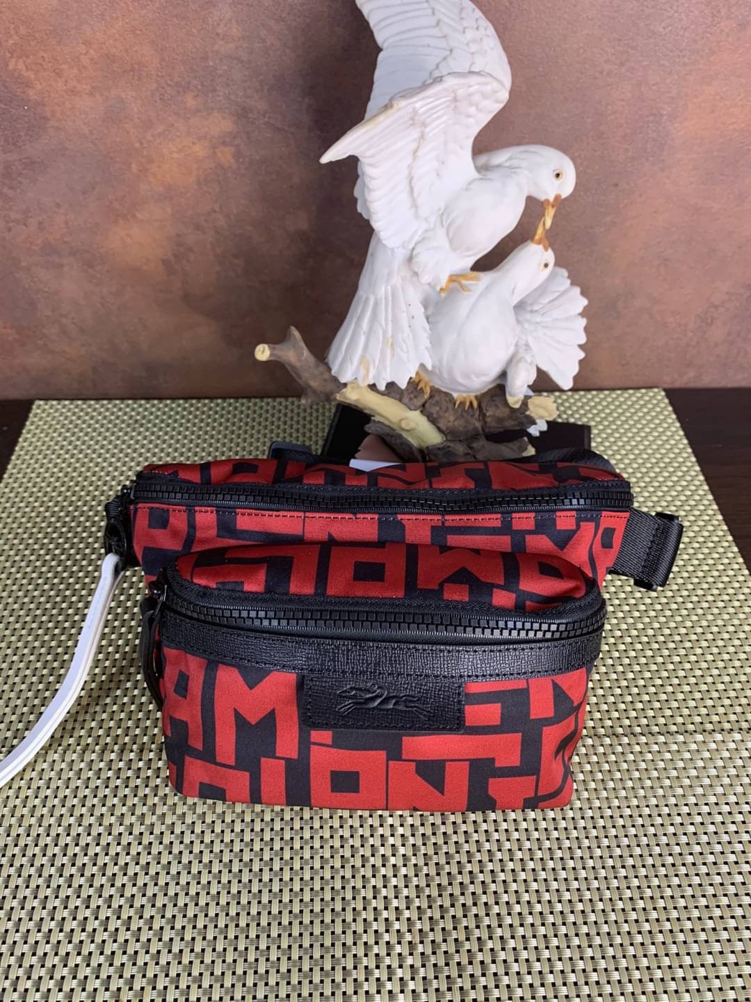 LONGCHAMP LE PLIAGE LGP BELT BAG M เท่ห์อย่างมีสไตล์กระเป๋าทรงคาดอกและคาดเอวดีไซน์แนวสปอร์ต เพิ่มความโดดเด่นทันสมัยด้วยลายซิกเนเจอร์ มีช่องซิปที่ใช้งานง่ายช่วยให้คุณหยิบใช้สิ่งของจำเป็นได้อย่างสะดวกและง่ายดาย และผสานสายรัดแบบปรับได้เข้ากับหัวเข็มขัดตัวล็อ