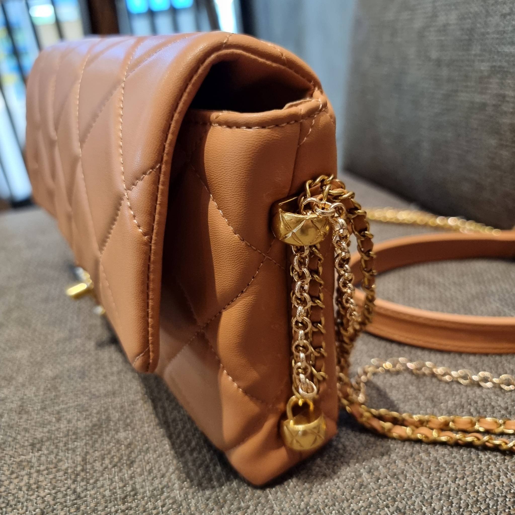 VIP 】สวยหรูพร้อมเสิร์ฟ!! กับไอเท็มสุดเลิฟจาก Chanel กระเป๋าสะพายที่สุดของความคุ้มค่า วัสดุหนังแกะนิ่มเต็มใบ เปิด-ปิดกระเป๋าด้วยตัวบิดล็อค ภายในกระเป๋าบุผ้าสวยหรู มีช่องโล่งกว้างจุของได้สบาย ใส่โทรศัพท์ กระเป๋าสตางค์ได้ มีช่องซิป 1 ช่อง ช่องย่อย 1 ช่อง ดีเ