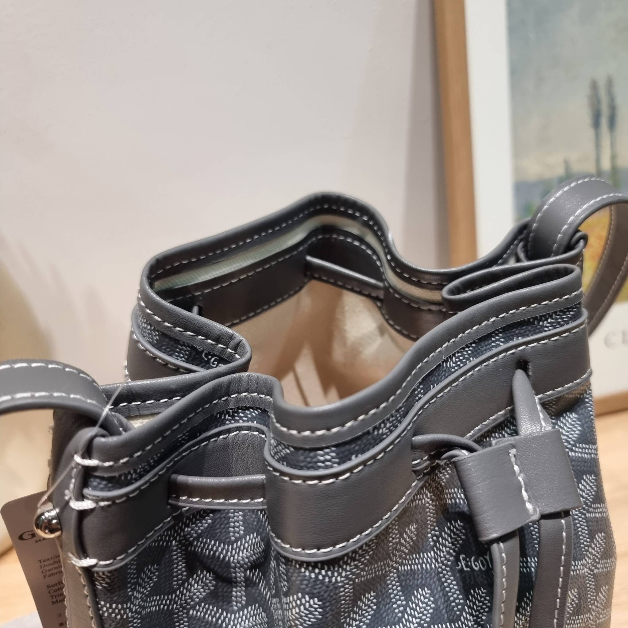 GOYARD PETITE FLOT BUCKET BAG กระเป๋าสะพายทรงบัคเก็ต ที่ดีไซน์สะดวกต่อชีวิตมาก รูปทรงคลาสสิค ดีไซน์เป็นเอกลักษณ์ สดใสทุกสี ดูผู้ดีในตัว วัสดุหนังแคนวาสพิมพ์ลายสวยคม ปากกระเป๋ารูดเปิด-ปิดได้ตามชอบ ภายในเป็นช่องโล่ง ใส่กระเป๋าสตางค์ มือถือ ได้ครบถ้วน มาพร้อ