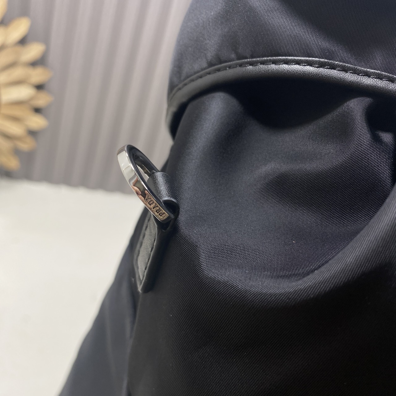 ORI หนังแท้ | Prada Re-Nylon and leather backpack กระเป๋าสะพายหลัง เป้ผ้าไนลอนรูปทรงเรขาคณิตเรียบหรู สถาปัตยกรรมและเส้นสาย ผสมผสานรูปทรงและวัสดุที่ตัดกันอย่างลงตัว