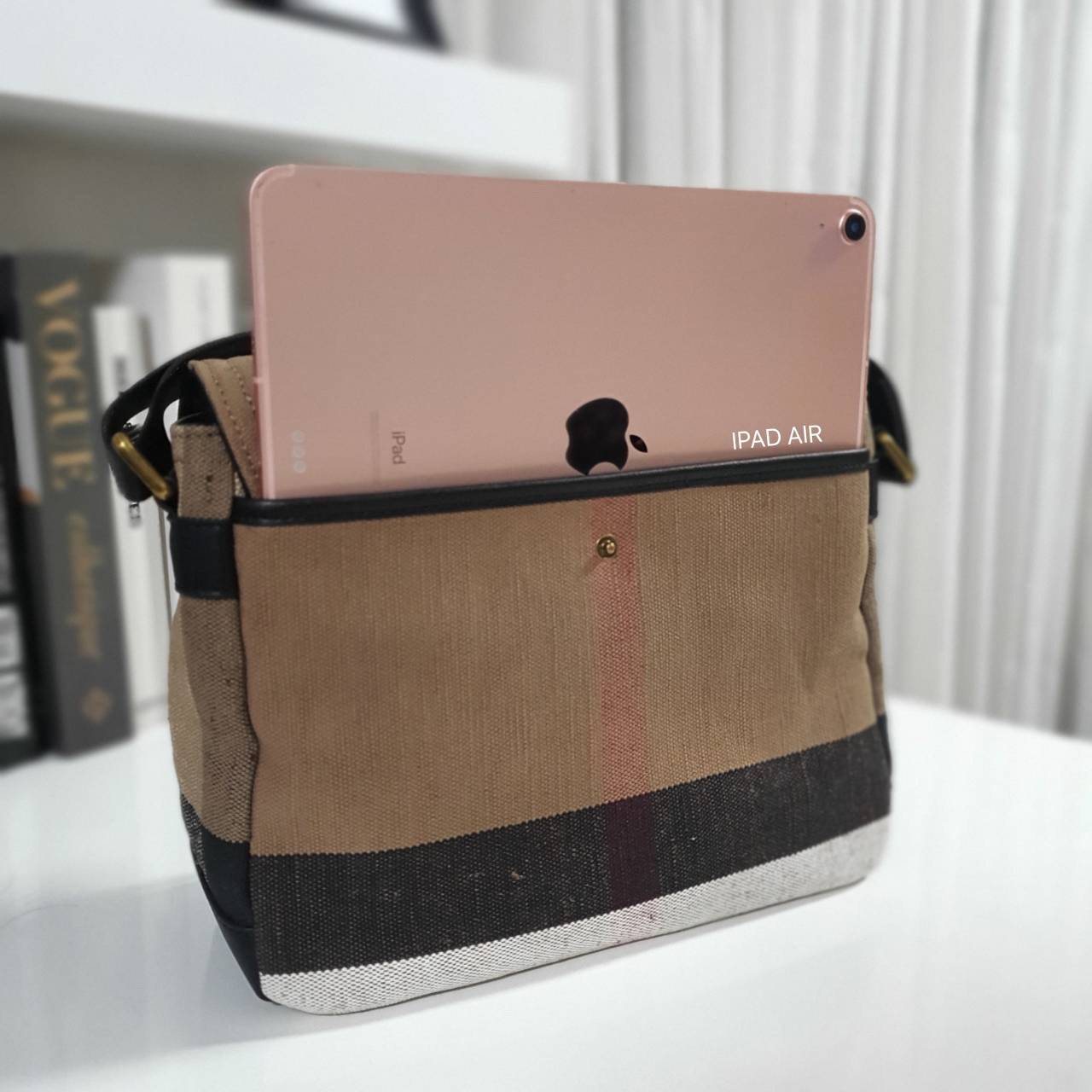 พร้อมเป็นของขวัญ มอบให้คุณผู้ชายแล้วค่ะ สำหรับ BURBERRY MASSENGER VINTAGE BAG VIP GIFT WITH PURCHASE (GWP) พรีเมี่ยมกิ๊ฟ Limited Edition จากBURBERRY วัสดุผ้าแคนวาสโทนสีสุภาพ คลาสสิค ด้ายหลังมีช่องกระดุมใหญ่ ตัวกระเป๋าเปิดปิดด้วยตัวล็อค ภายในมีช่องแยก2ช่อง