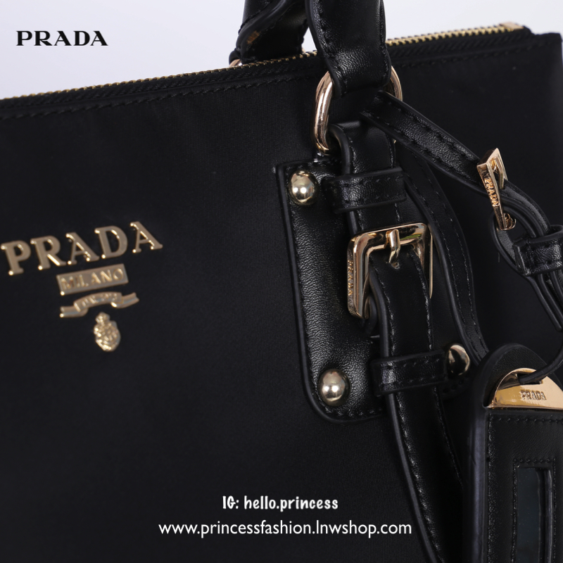 PRADA NYLON BAG WITH ZIP VIP GIFT สินค้า Premium gift จากเค้าเตอร์แบรนด์ต่างประเทศ รุ่น Limited edition แท้💯 กระเป๋าถือหรือสะพาย วัสดุ nylon เนื้อหนา คุณภาพดี ดีไซน์สวยดูโดดเด่น ด้านหน้าประดับ logo brand อะไหล่ทองหรูหรา เปิดปิดด้วยซิป ภายในกว้าง จ