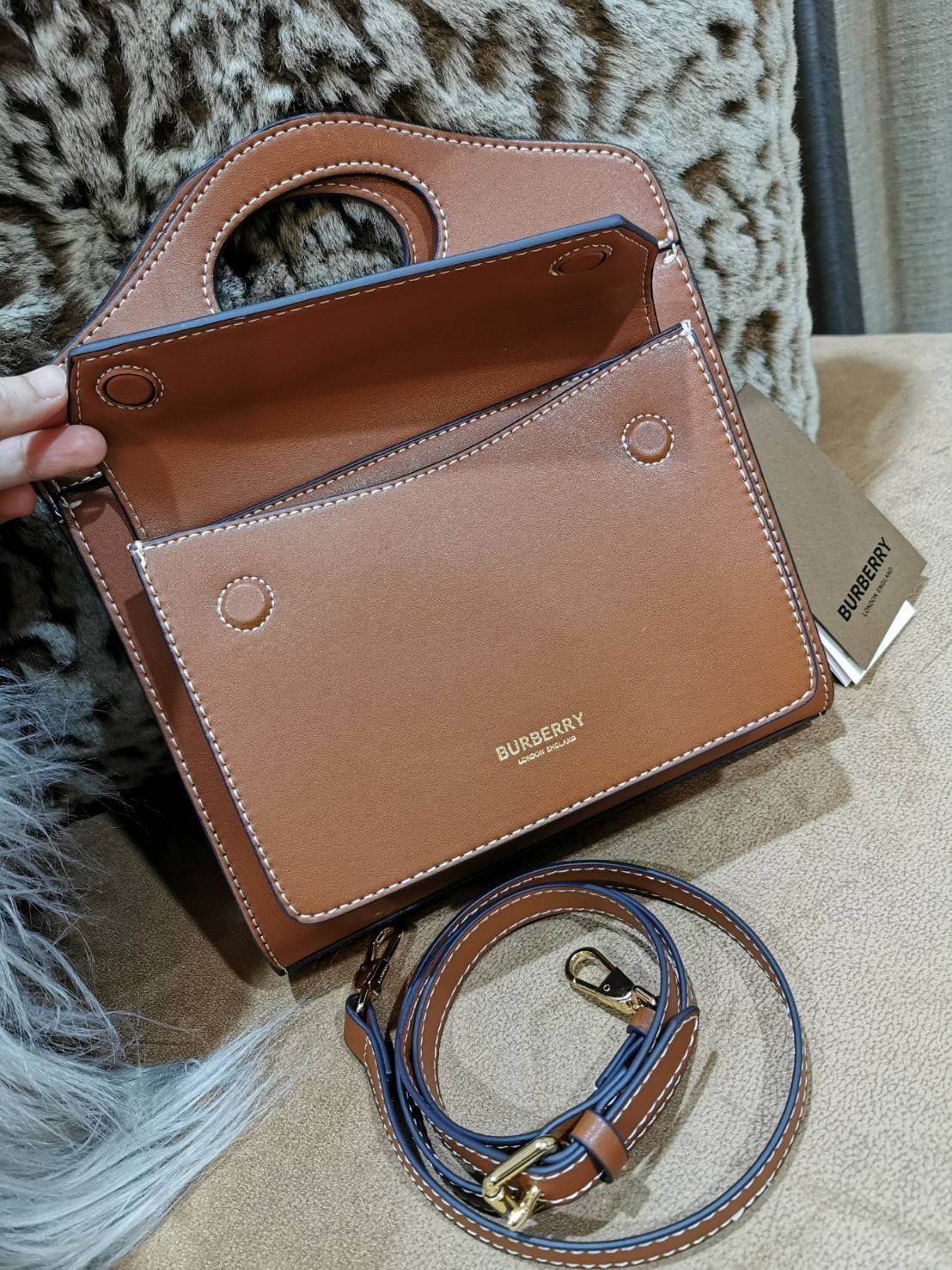 BURBERRY FRAGRANCES CROSSBODY BAG VIP GIFT WITH PURCHASE (GWP) พรีเมี่ยมกิ๊ฟ Limited Edition ใหม่ล่าสุดจาก BURBERRY PERFUME วัสดุหนังแท้ Calf Skin ทรงเหลี่ยม ดีไซน์สวยหรูอยู่ทรง ด้านหน้ามีช่องใส่ของ ภายในโล่งกว้าง มีช่องซิปแบรนด์ สามารถใส่กระเป๋าสตางค์ใบย