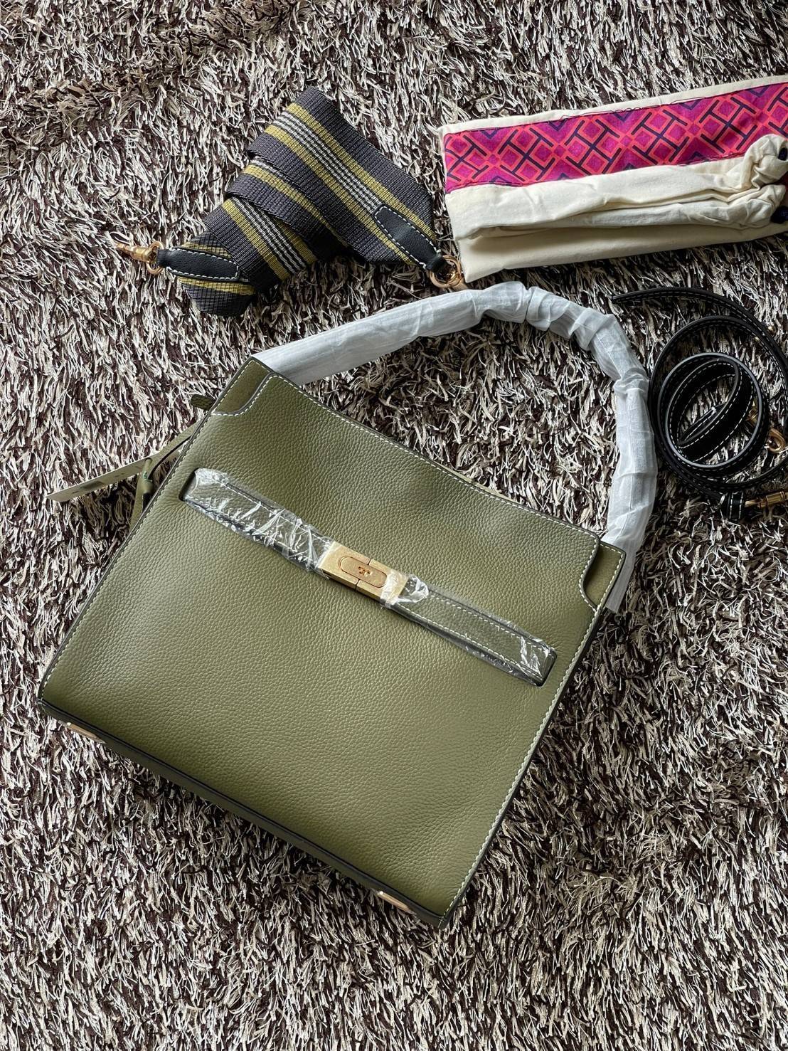 Tory burch lee radziwill pebbled small double bag กระเป๋า Lee Radziwill Double Bag สุดหรู ที่คำนึงถึงการเลเยอร์หนังและหนังกลับอย่างประณีตลงไปในงานดีไซน์ สามารถปรับปากกระเป๋าได้ 3 แบบตามต้องการ พร้อมนำเอาความเป็น American Luxury มาตีความใหม่ผ่านแง่มุมของคว