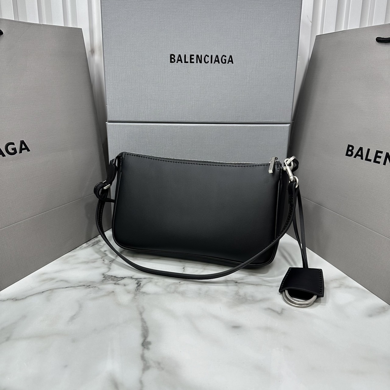 Balenciaga Rodeo Sling Pochette / Balenciaga shoulder leather bag 22cm กระเป๋าสะพายทรงพอชที่สุดของไฮแบรนด์สุดไอคอนิค ดีไซส์เรียบหรู สวยจับต้องได้ ถือหรือสะพายไหล่ได้เก๋มากๆ ถือออกงานก็ได้ลุคไฮแฟชั่นหรูๆ