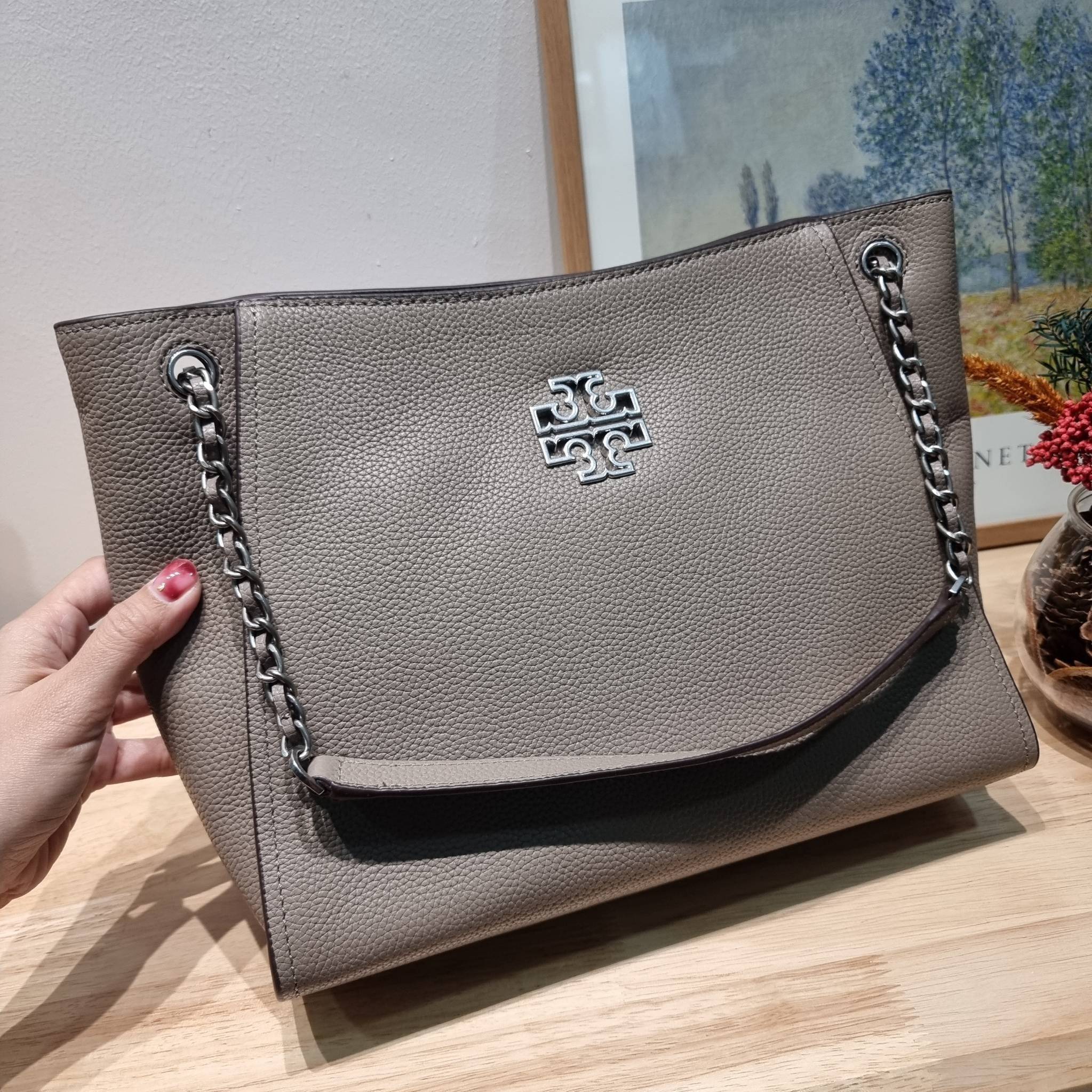 TORY BURCH BRITTEN SMALL SLOUCHY TOTE / TORY TOTE BAG / TORY BAG พร้อมส่ง กระเป๋าสะพายตัวแม่ รุ่น top ที่สวยดูแพง ใช้งานสะดวกมาก ดีไซน์ออกมาได้เรียบหรู ผู้ดี