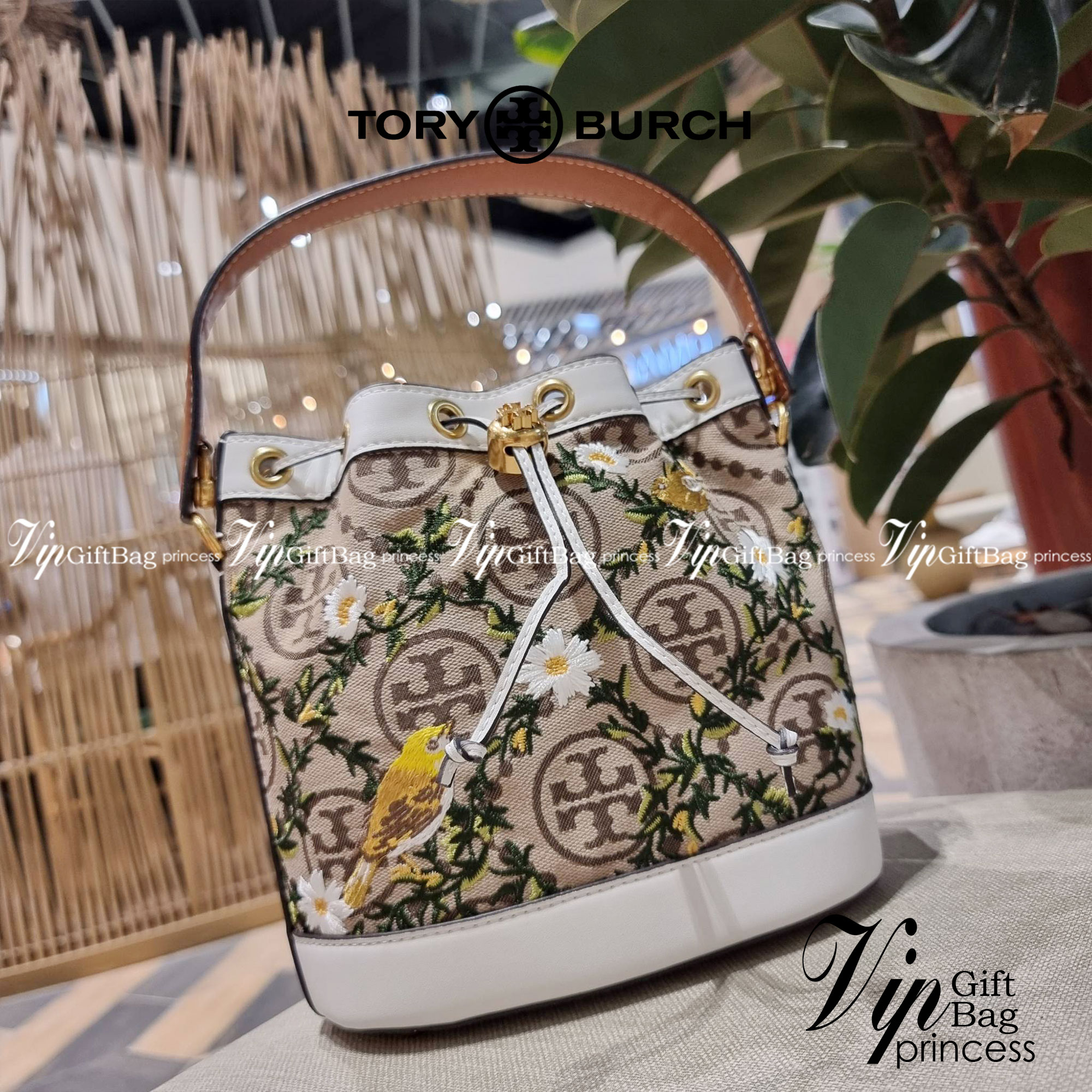 TORY BURCH T MONOGRAM JACQUARD EMBROIDERED BUCKET แรร์ไอเท็มรุ่นยอดฮิต ใบใหญ่ไซส์กำลังดี!! ที่สุดของรุ่นที่ตามหา!! สวยสุดกับดีไซน์ลายปัก ที่ดูแพง!! กระเป๋าบัคเก็ตทรงสวย ที่ดาราเซเลปใช้กันมากมาย ในราคาที่จับต้องได้ โดดเด่นด้วยลวดลายเอกลักษณ์ และลายปักธรรมช