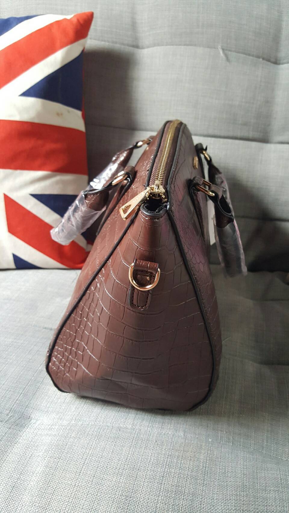 Mango touch croc tote bag กระเป๋าสะพายสุดคลาสิค ทรงสุดหรู New Collection ยี่ห้อ MANGO TOUCH แท้ รุ่น Croc Tote Bag วัสดุหนังลายปั๊ม หนังจระเข้ ตั้งอยู่ทรงสวย อะไหล่ทองทั้งใบออกแบบหนังแบนเวลาวาง แต่งให้หรู ด้วยอะไหล่ทอง ทั้งใบ มาพร้อมสายสะพายยาวปรับได้ค่ะ 