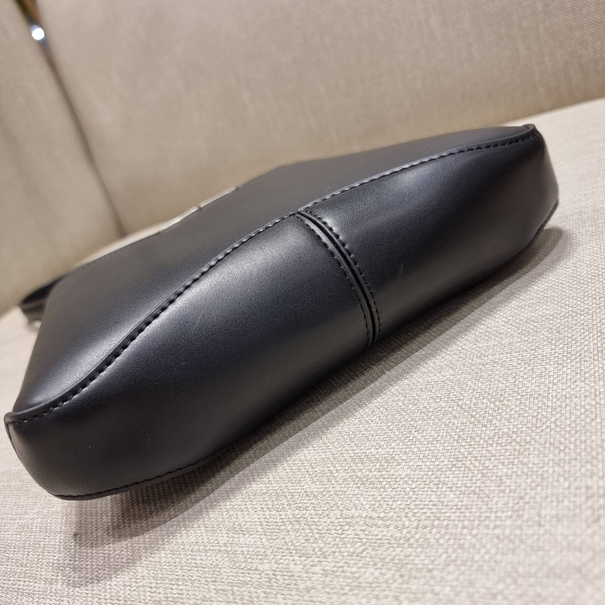 Balenciaga XX small leather shoulder bag กระเป๋าสะพายดีไซน์สวยเลิศ!! ไม่ซ้ำ เอกลักษณ์ที่โดดเด่นด้วยรูปทรง และขนาดที่กำลังเหมาะใช้งาน พร้อมดีไปหมด!! วัสดุสังเคราห์เรียบหรู ปากกระเป๋ามีแถบแม่เหล็กคาดกันของหล่นได้ ภายในกระเป๋าเป็นช่องโล่ง มีช่องซิป และช่องย่