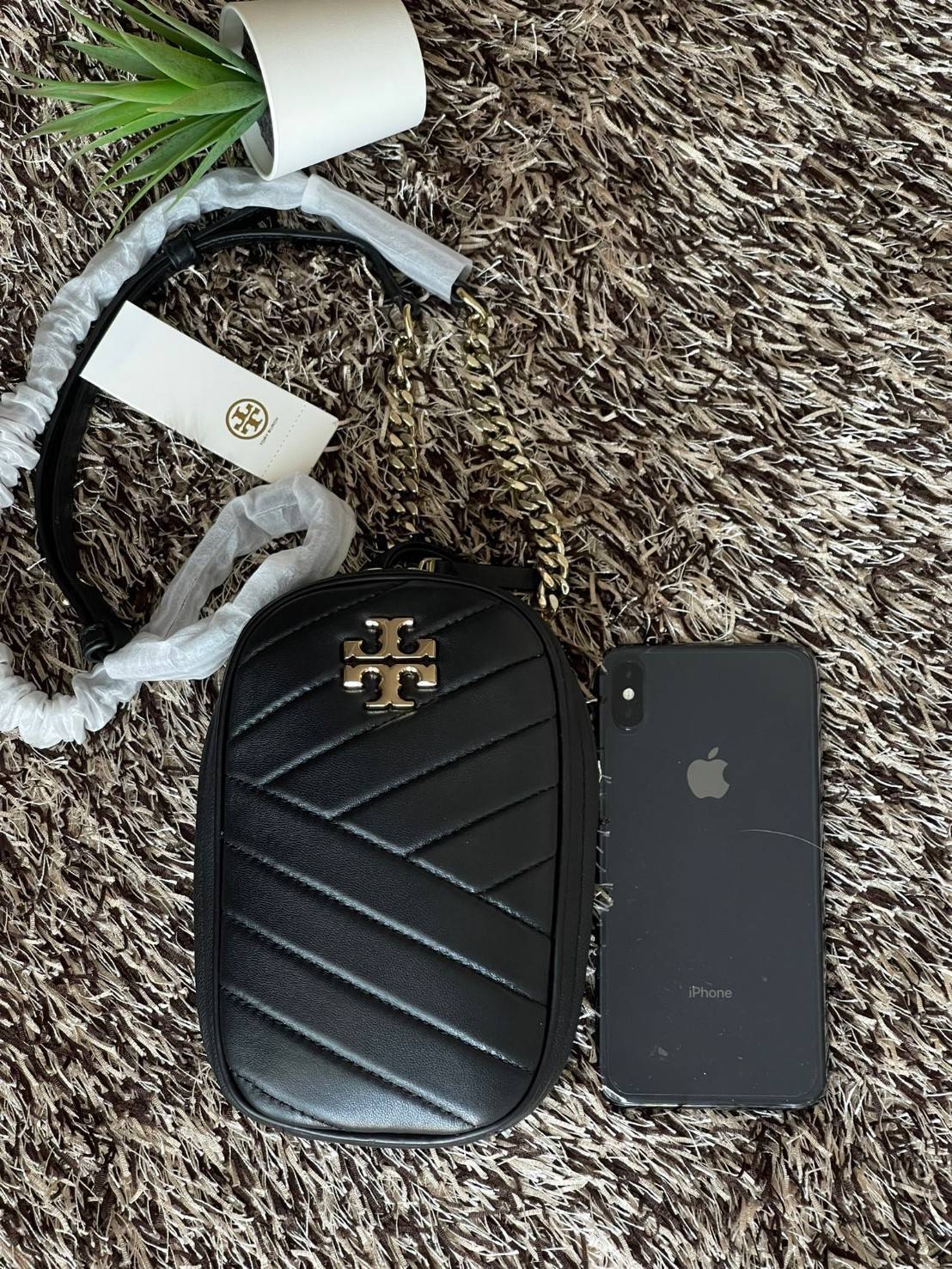 Tory burch kira chevron n/s crossbody bag กระเป๋าสำหรับใส่มือถือหรือของจุกจิกต่างๆ ได้กลายมาเป็นแฟชั่นสุดร้อนแรงแห่งปี คอลเลคชั่นนี้ออกมาเพื่อเอาใจสาวๆโดยเฉพาะ สีสันสุภาพเพื่อให้แมทช์กับสีสันของเสื้อผ้า ได้ง่าย ภายในยังสามารถแบ่งสันปันส่วนไว้สำหรับใส่บัตร
