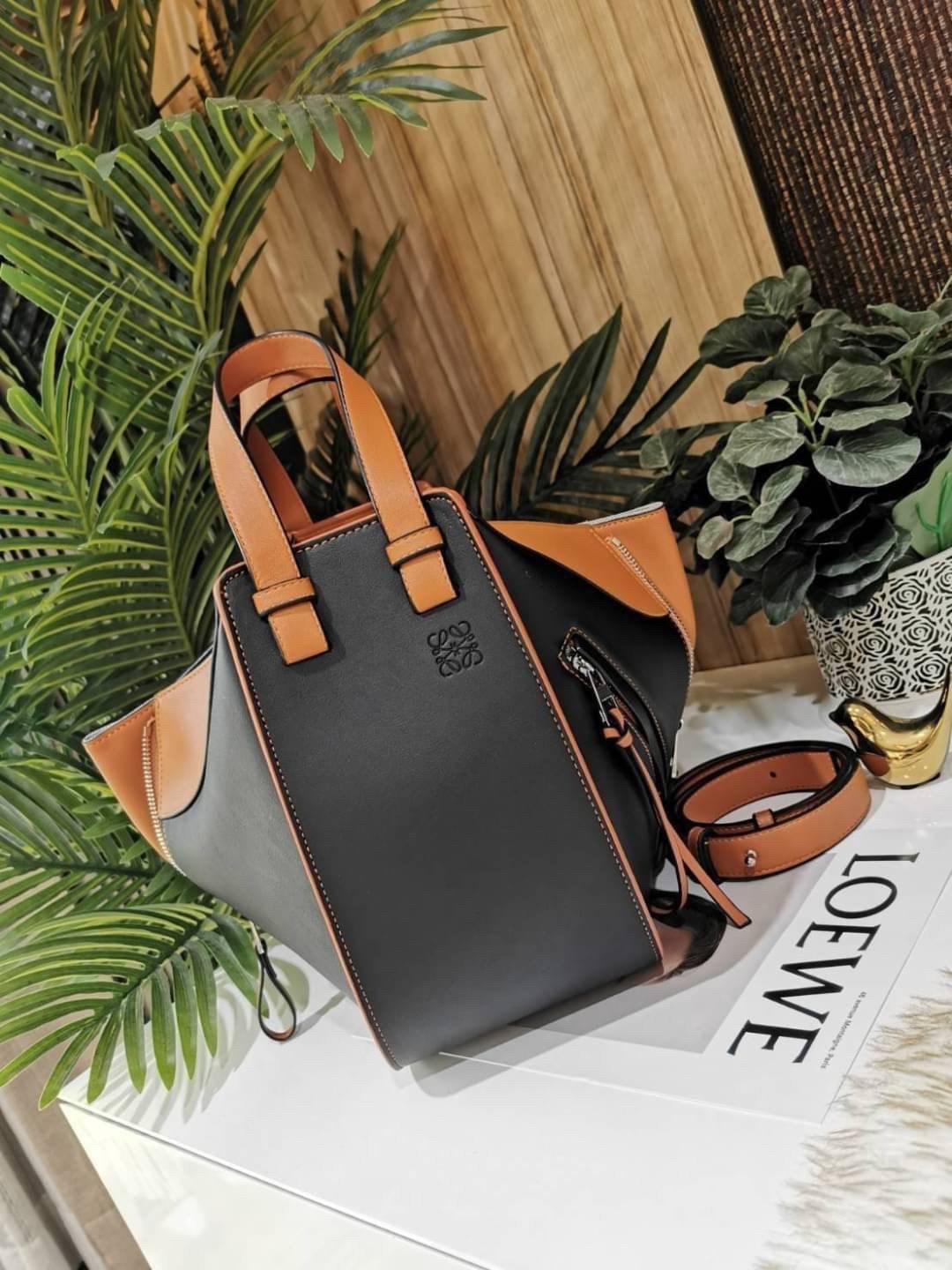 LOEWE HANDLE & SHOULDER BAG VIP GIFT WITH PURCHASE (GWP) กระเป๋าถือหรือสะพายหนังแท้พรีเมี่ยมกิ๊ฟ Limited จาก LOEWE PERFUME DUTYFREE รุ่น Rare items สุดๆวัสดุหนังแท้ Calfskin หนังสวยดีไซน์มีเอกลักษณ์ ใบใหญ่กำลังดี น้ำหนักเบา ด้านข้างมีซิปปรับขยายได้หลายทรง