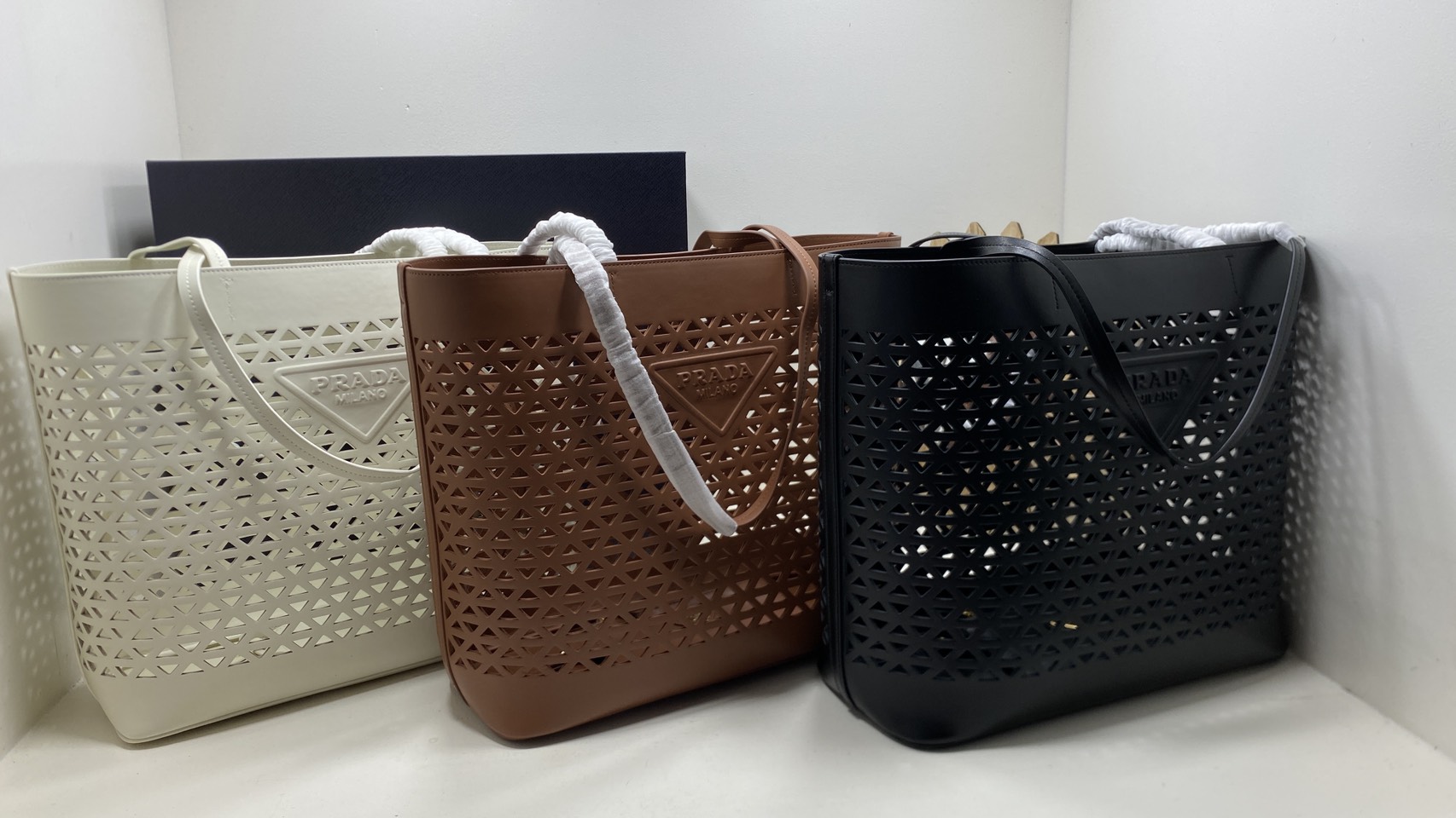 TOP ORI หนังแท้ | Prada Large perforated leather tote bag กระเป๋าทรงโท้ทใบใหญ่ ใจบางที่สุดกับคอลเลคชั่นนี้ ที่เพิ่มดีเทลความแพงด้วยการฉลุลวดลายรอบใบ ถักทอเป็นเส้นลายสานที่สวยงามมาก งานฝีมือจริงๆ