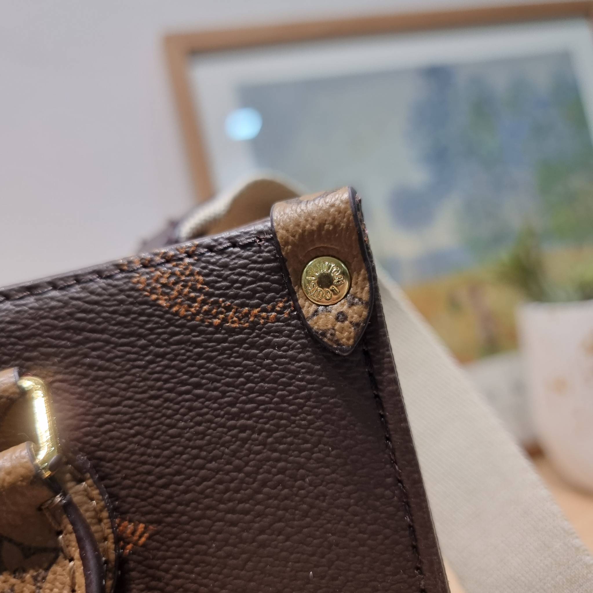 LV Onthego Small Bag กระเป๋าทรงโท้ทดีไซน์ใหม่ พร้อมสายสะพายสปอร์ตและใบลูก LV small tote with strap โทนสีคลาสสิคใช้งานง่าย ตอบโจทย์ได้ทุกลุค ทุกสไตล์