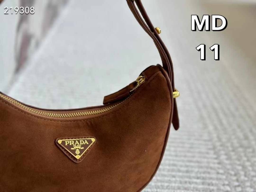 PRADA Arqué Suede Shoulder Bag Cocoa Brown กระเป๋าทรงโฮโบงานหนังกลับที่มาแรงมากๆ สวยเด่นเป็นเอกลักษณ์ ดีไซน์เรียบแต่มากมีอยู่จริง สวยดูแพง