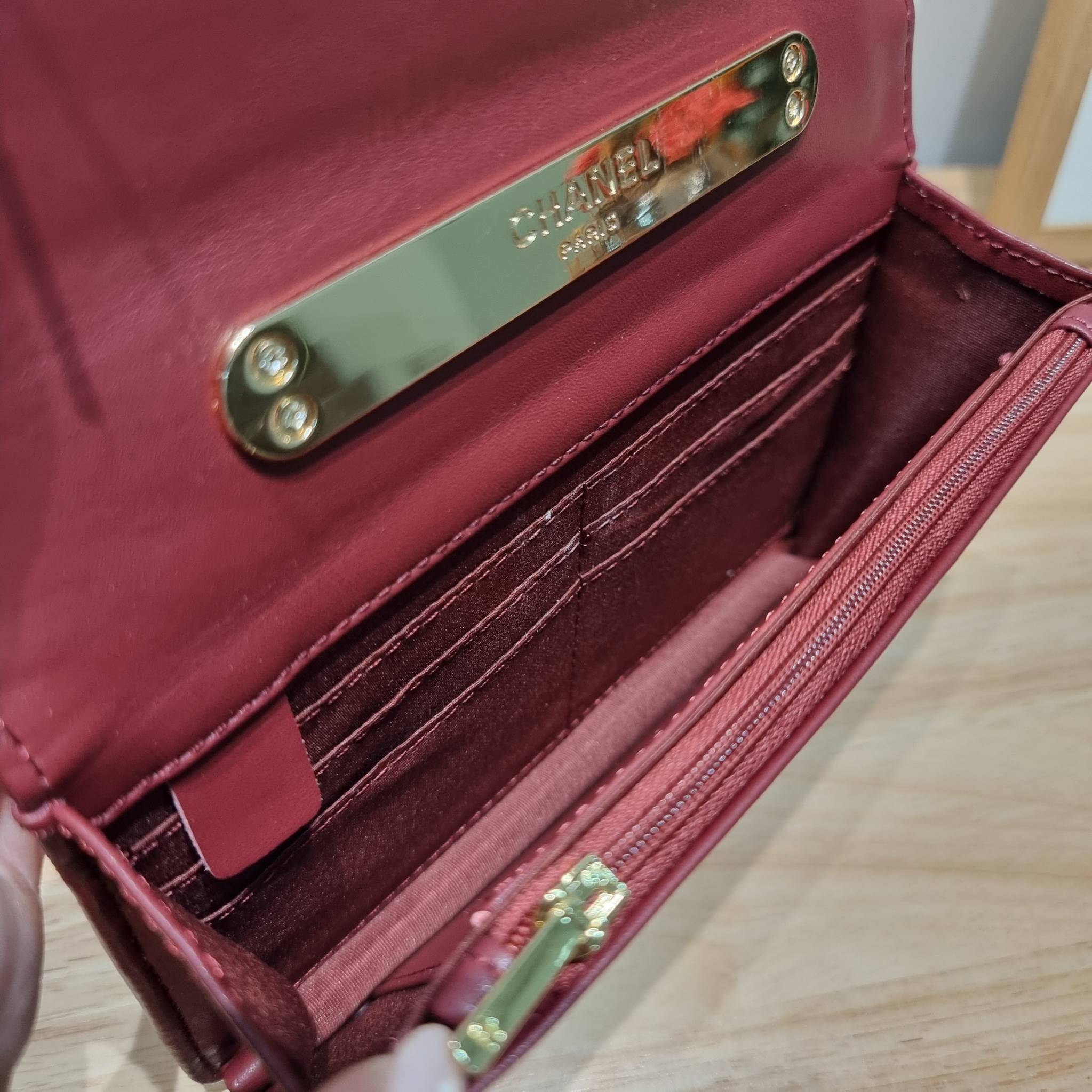 CHANEL woc with top handle black / CHANEL WALLET ON CHAIN กระเป๋าสะพายข้างไซส์กำลังดี สวยหรู ดีไซน์คลาสสิคผสานกิมมิคประจำแบรนด์ ทำให้ไอเท็มนี้เพิ่มมูลค่าขึ้นไปอีก สร้างสรรค์ตัวกระเป๋าด้วยหนังแกะ สัมผัสสบายมือ ใช้งานสะดวกด้วยกระดุมแม่เหล็ก ภายในกระเป๋าแบ่ง