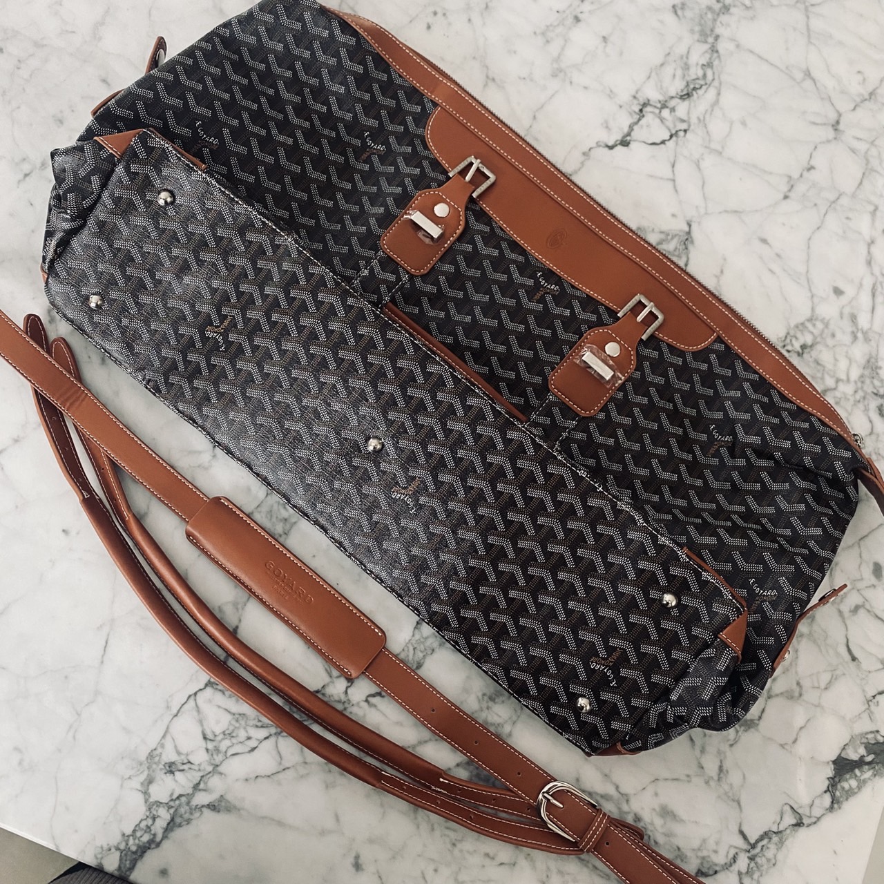 Goyard Boeing Travel 55 Duffle Bag กระเป๋าเดินทางใบใหญ่ ดีไซน์สวยคลาสสิกเป็นเอกลักษณ์ ไอเท็มที่จะทำให้การเดินทางไม่ธรรมดาอีกต่อไป ด้วยดีเทลความเป็นเอกลักษณ์ เรียบแต่หรู ภายในจุของได้เยอะมาก