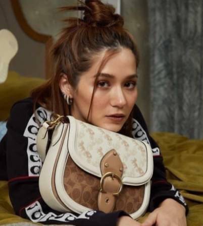 สวย หรู แถมสุดคุ้มกันเลยจร้าา💋 COACH BEAT SADDLE BAG ((C3837//C0749)) พร้อมส่งที่ไทยอีกครั้ง ห้ามพลาดค่าา!! กระเป๋าสะพายครอสบอดี้ร์ วัสดุหนังแท้ชั้นดีที่สุด! หนังสวย บวกกับอะไหล่แบรนด์ที่ดูเด่นคลาสสิคตรงด้านหน้าค่ะ เปิดปิดกระเป๋าแบบกดล็อค ภายในสาม