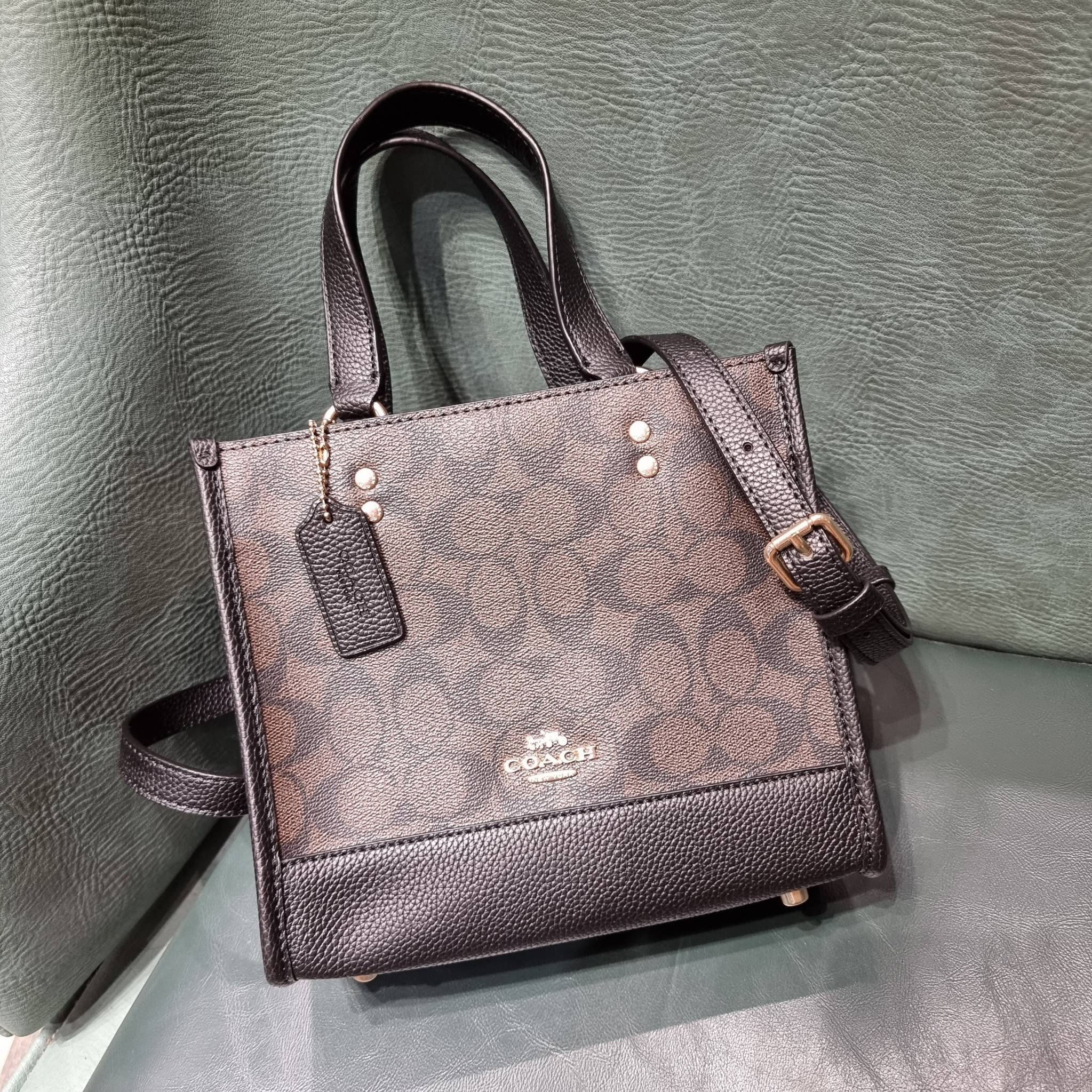 OUTLET 】COACH C5122 DEMPSEY TOTE 22 IN SIGNATURE CANVAS แรงดี กระหน่ำยอดสั่งซื้อมากจ้าแม่!! กระเป๋าทรงโท้ท 22 ที่ขนาดน่ารักน่าใช้มากๆ สาวๆถูกอกถูกใจกันนับไม่ถ้วน!! ฟังก์ชั่นการใช้งานสะดวกที่สุด มีทั้งสายคล้องในตัว และสายครอสบอดี้ ดีไซน์คลาสสิคเรียบหรู วัส