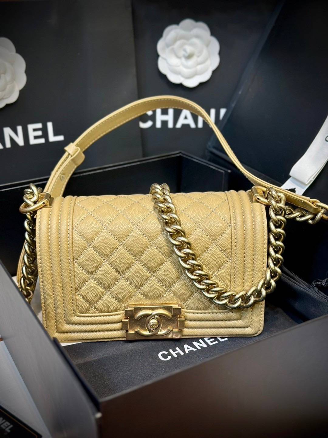 CHANEL BOY BAG 20cm กระเป๋าสุดคลาสสิคตลอดกาล งานหนังแท้ ขนาดเล็กน่ารัก ไม่ว่าเวลาจะผ่านไปเเค่ไหนก็ไม่เคย Out สำหรับรุ่นนี้ เรียบ หรู คลาสสิค ผู้ดี ไฮโซที่แท้ทรูอะไหล่เงินรมขวัญสวยมากค่ะ 🧡เกรดท็อปออริ เทียบแท้ 1:1 ใช้งานต่างประเทศได้