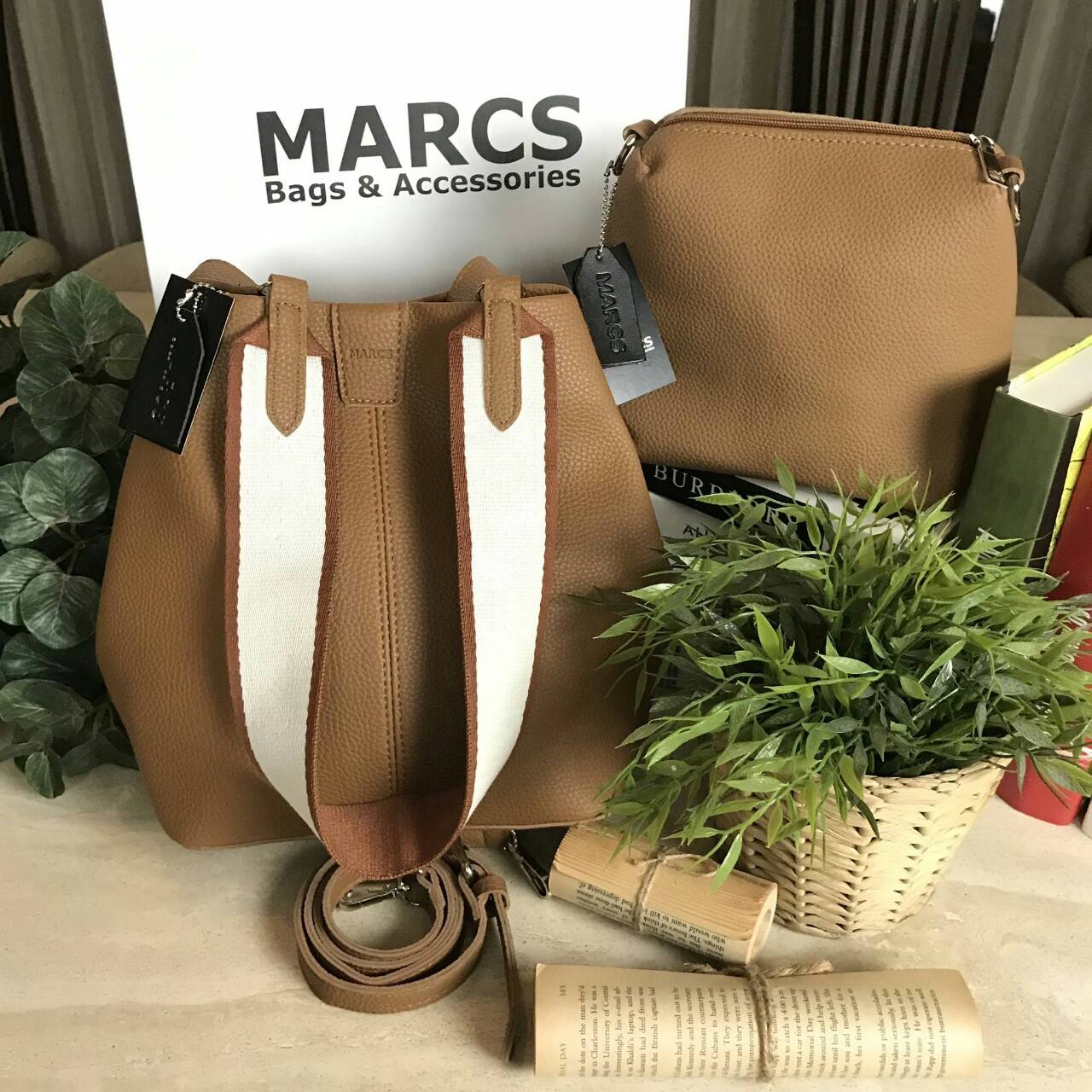 MARCS 2WAYS SHOULDER BAG 2018 New arrival กระเป๋าถือหรือสะพาย 2 in 1 รุ่นใหม่ล่าสุด ดีไซน์สไตล์ Hermes สุดคลาสสิค ซื้อ 1 ได้ถึง 2 ใบ ทั้งใบใหญ่ & ใบเล็กเข้าชุดกัน พร้อมสายสะพาย 2 แบบ 2 สไตล์สลับใช้ได้ไม่จำเจ วัสดุหนังแกะสังเคราะห์นิ่มสวย ขนาดกำลังดี ใบใหญ
