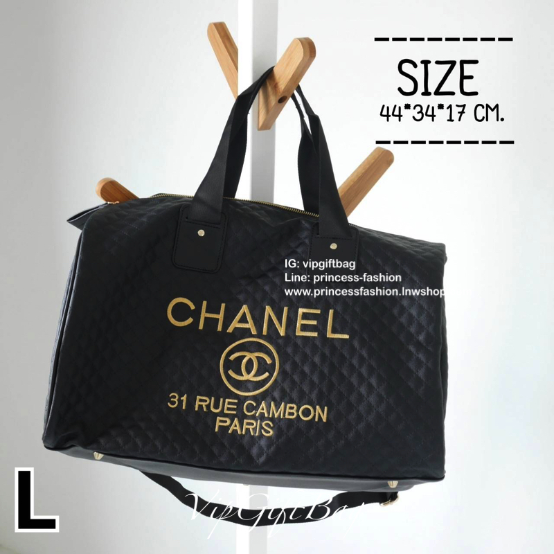 CHANEL VIP GIFT TRAVEL BAG (L) กระเป๋าเดินทางแบบถือไซส์ใหญ่ พรีเมี่ยมกิ๊ฟของเเท้จาก CHANEL วัสดุหนังสังเคราะห์ ลายตารางเนื้อหนาสีดำ เต็มใบ ด้านในเปิดปิดด้วยซิปที่จับหนัง ด้านในมีช่องซิิปอีกหนึ่งช่องใส่เสื้อผ้าได้มากกว่า 3-4 ชุด สายสะพายยาวแบบผ้า ด้านล่างร