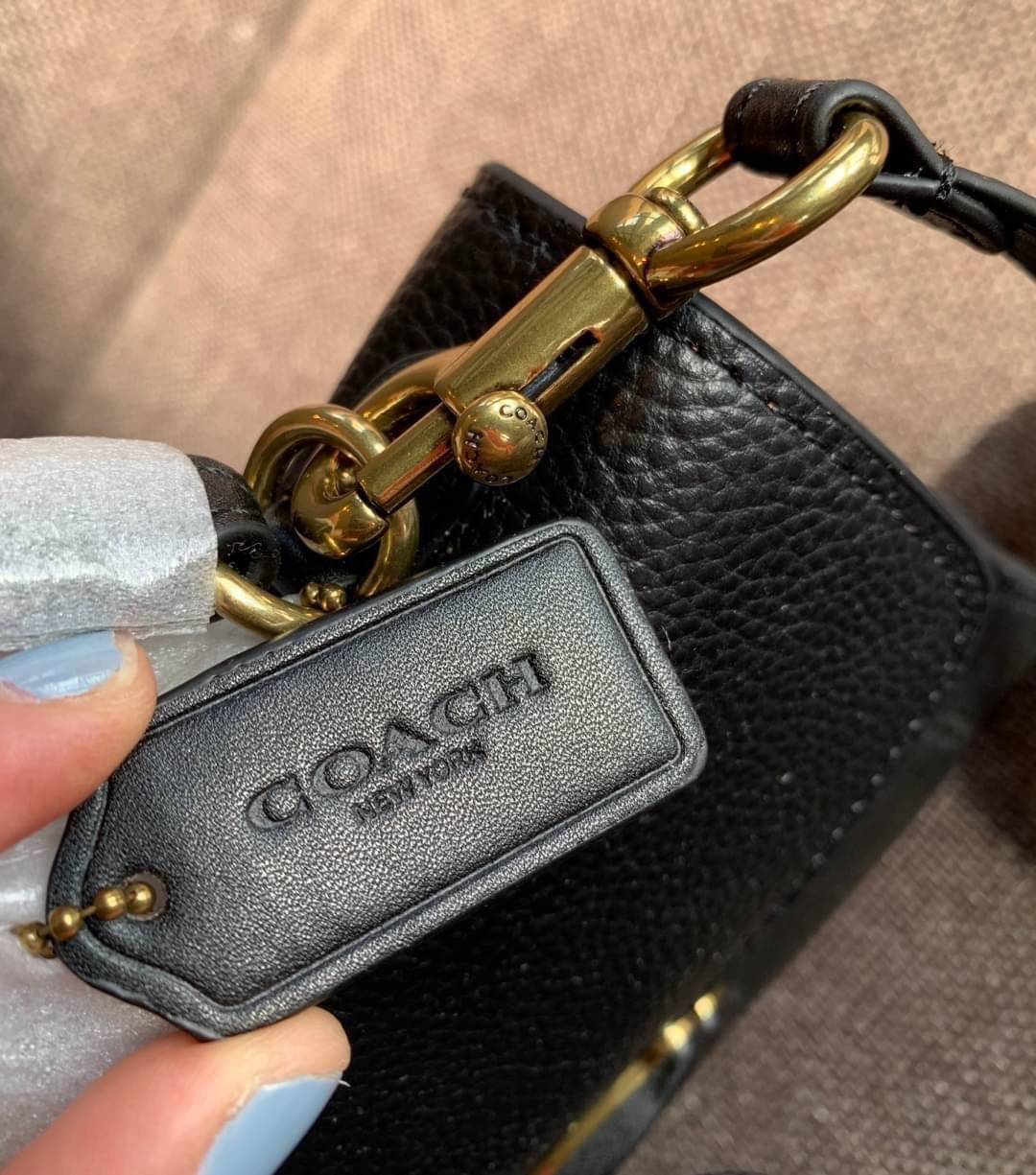 COACH TABBY TOP HANDLE 20 พร้อมส่งที่ไทยค่ะ! กระเป๋าหิ้ว//สะพายข้างได้ หนังแท้อย่างดี กหนึ่งใบทำหนังสองลายได้อย่างสวยงาม พร้อมโลโก้รุ่นใหม่ล่าสุดดูดีมากๆค่ะ เปิดปิดกระเป๋าแบบกดล็อค ภายในมีช่องหลักสองช่อง ใส่มือถือได้ทุกรุ่น;กระเป๋าเงินใบกลางได้;ของจำเป็นจ