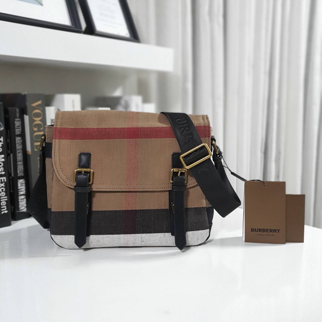 พร้อมเป็นของขวัญ มอบให้คุณผู้ชายแล้วค่ะ สำหรับ BURBERRY MASSENGER VINTAGE BAG VIP GIFT WITH PURCHASE (GWP) พรีเมี่ยมกิ๊ฟ Limited Edition จากBURBERRY วัสดุผ้าแคนวาสโทนสีสุภาพ คลาสสิค ด้ายหลังมีช่องกระดุมใหญ่ ตัวกระเป๋าเปิดปิดด้วยตัวล็อค ภายในมีช่องแยก2ช่อง